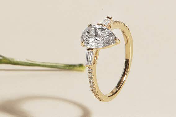 2 Carat Pear Cut Diamond Engagement Rings: A Styling Guide