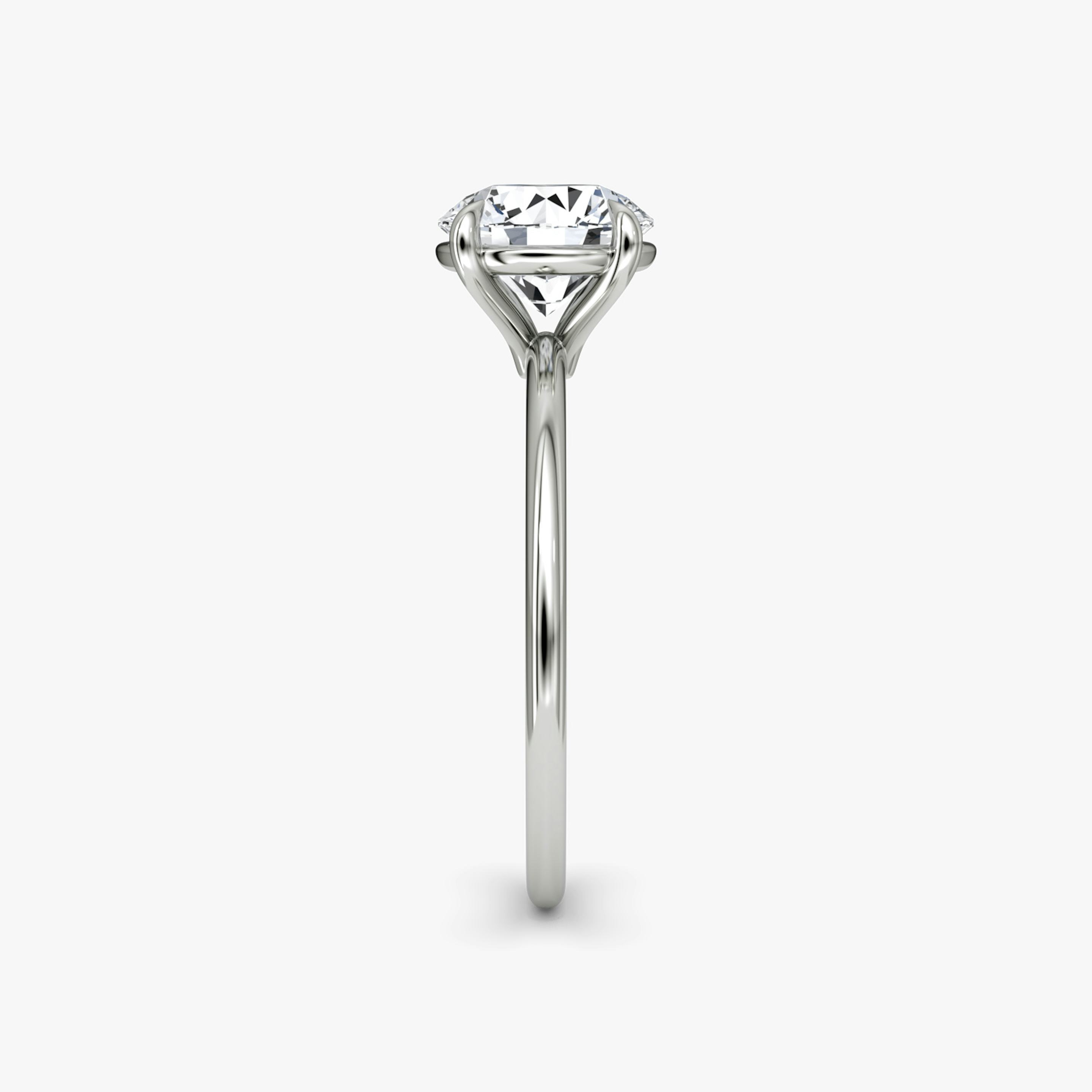 Anillo de compromiso Solitario Petite 4-Prong | Brillante | 18k | Oro blanco de 18 quilates | Banda: Simple | Peso en quilates: 1 | Orientación de diamante: vertical