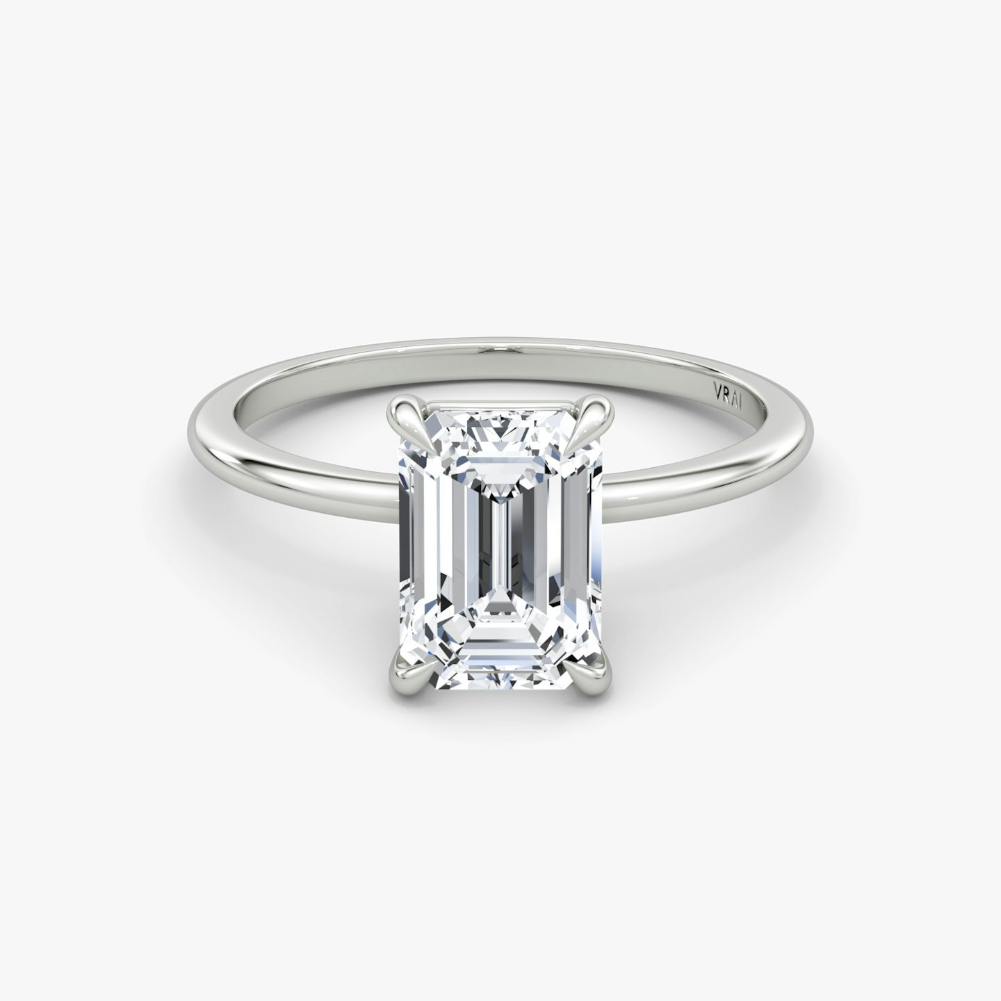 Petite 4-Prong | Emerald | 18k | 18k Weißgold | Ring: Schlicht | Diamantausrichtung: vertical | Karatgewicht: Gesamtbestand ansehen