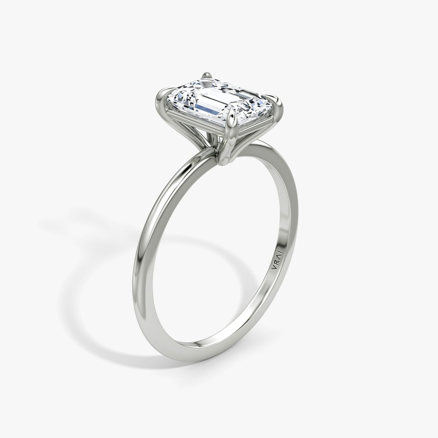 Petite 4-Prong | Emerald | 18k | 18k Weißgold | Ring: Schlicht | Diamantausrichtung: vertical | Karatgewicht: Gesamtbestand ansehen