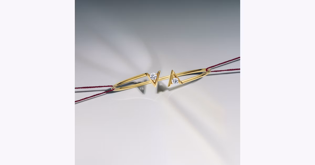 VRAI V Flex Bangle in Yellow Gold | Large