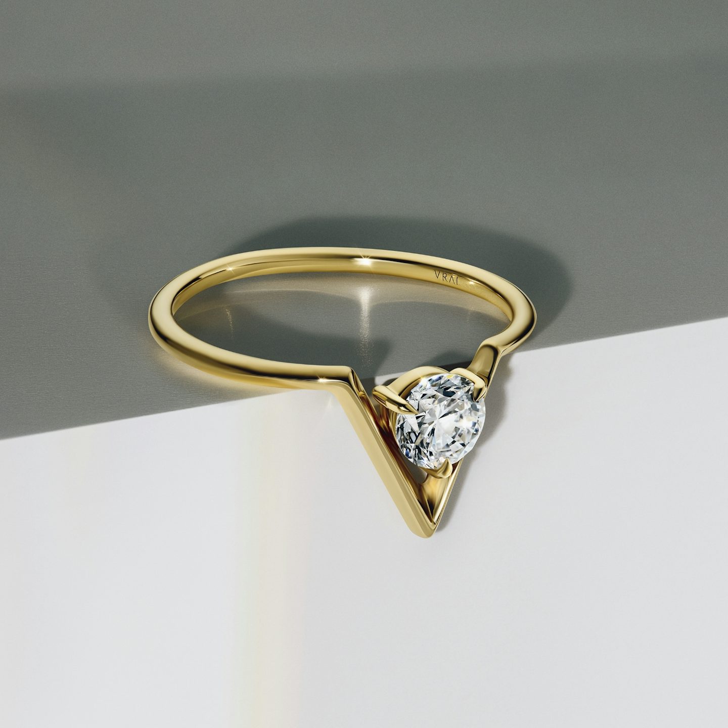 VRAI V Solitaire Ring | Round Brilliant | 14k | 18k Yellow Gold | Carat weight: 1/4