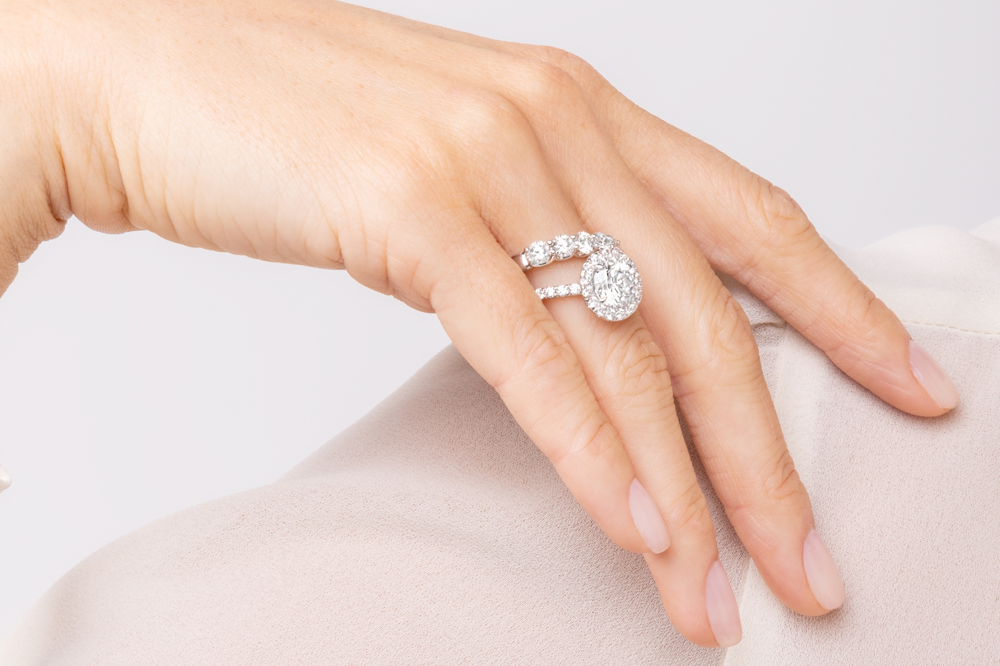 Simple Engagement Rings with Lab Diamonds in Minimalist Style