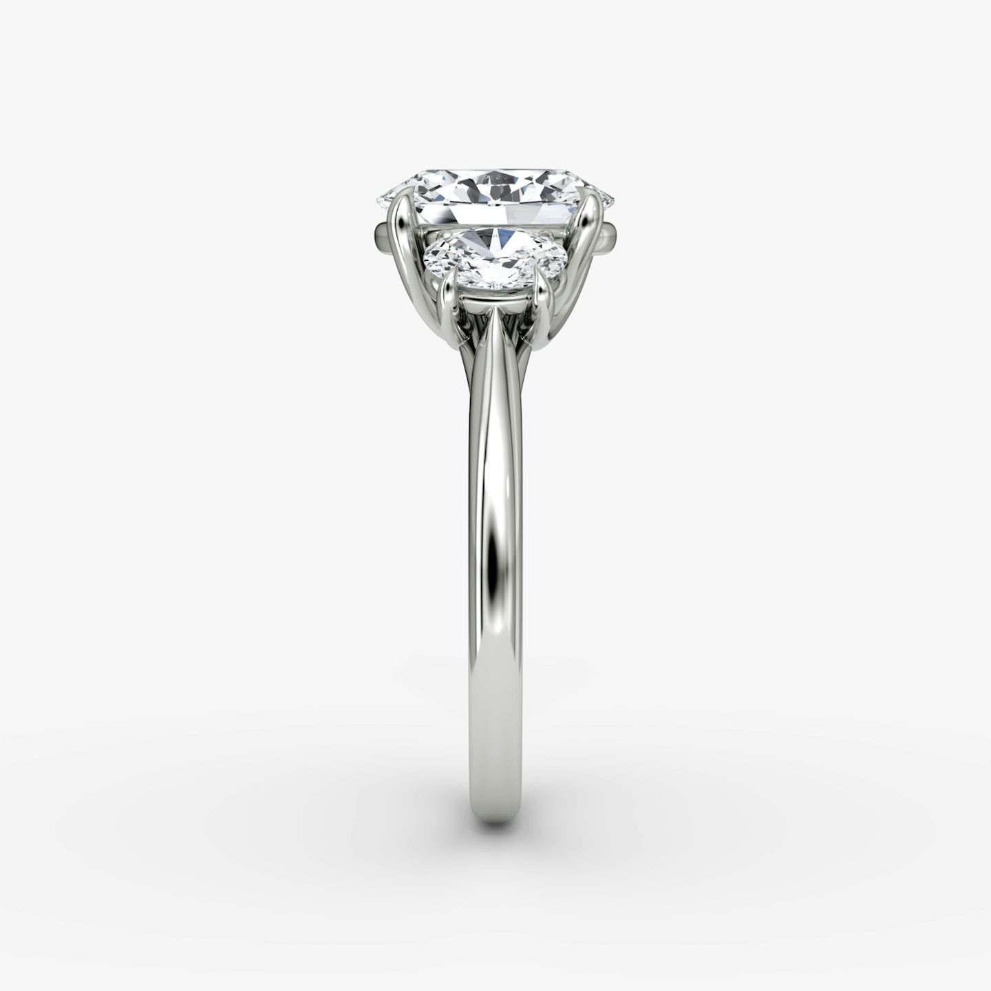 Anillo de compromiso Trellis Three Stone | Oval | 18k | Oro blanco de 18 quilates | Banda: Simple | Orientación de diamante: vertical | Peso en quilates: Ver stock total