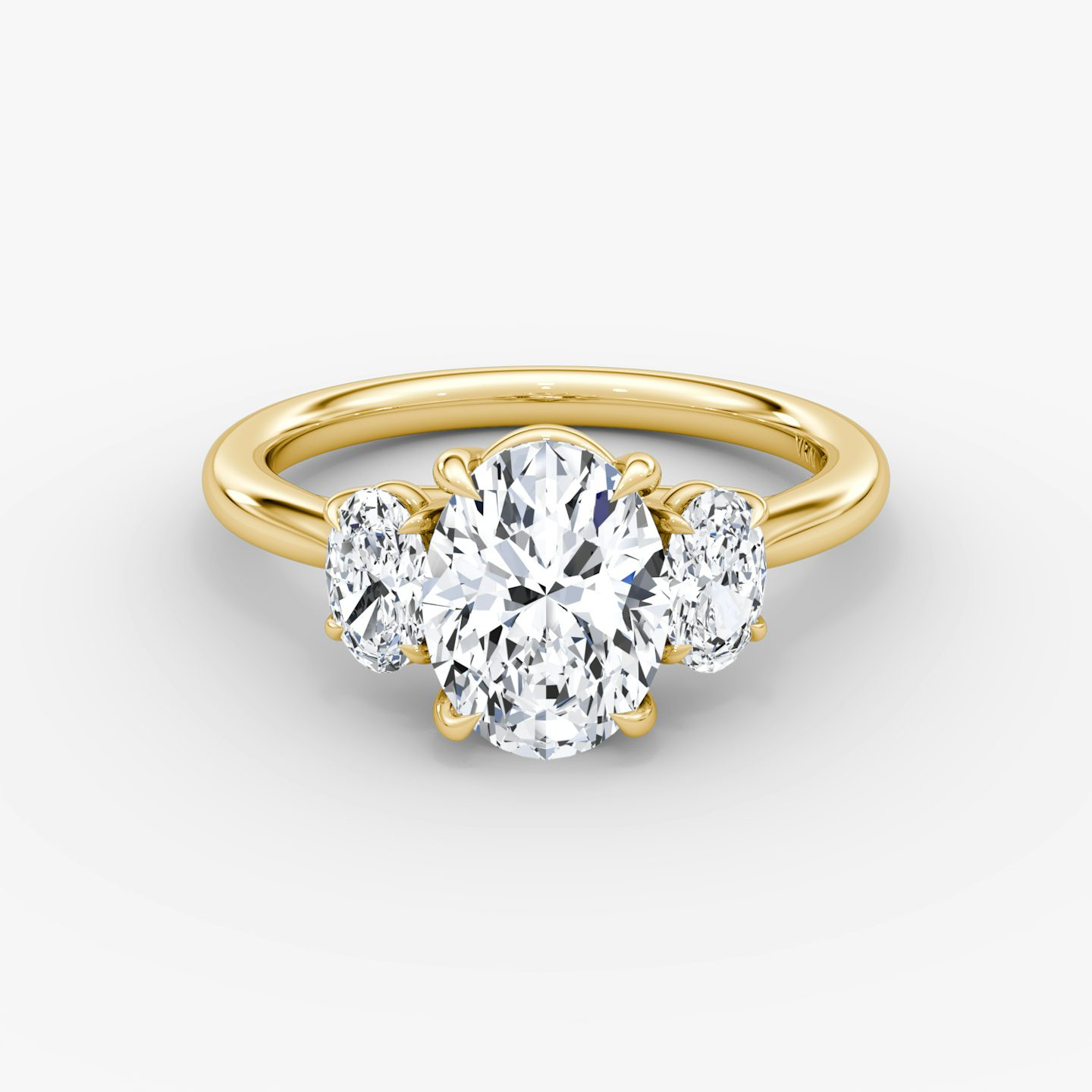 Trellis Three Stone | Oval | 18k | 18k Gelbgold | Ring: Schlicht | Diamantausrichtung: vertical | Karatgewicht: Gesamtbestand ansehen
