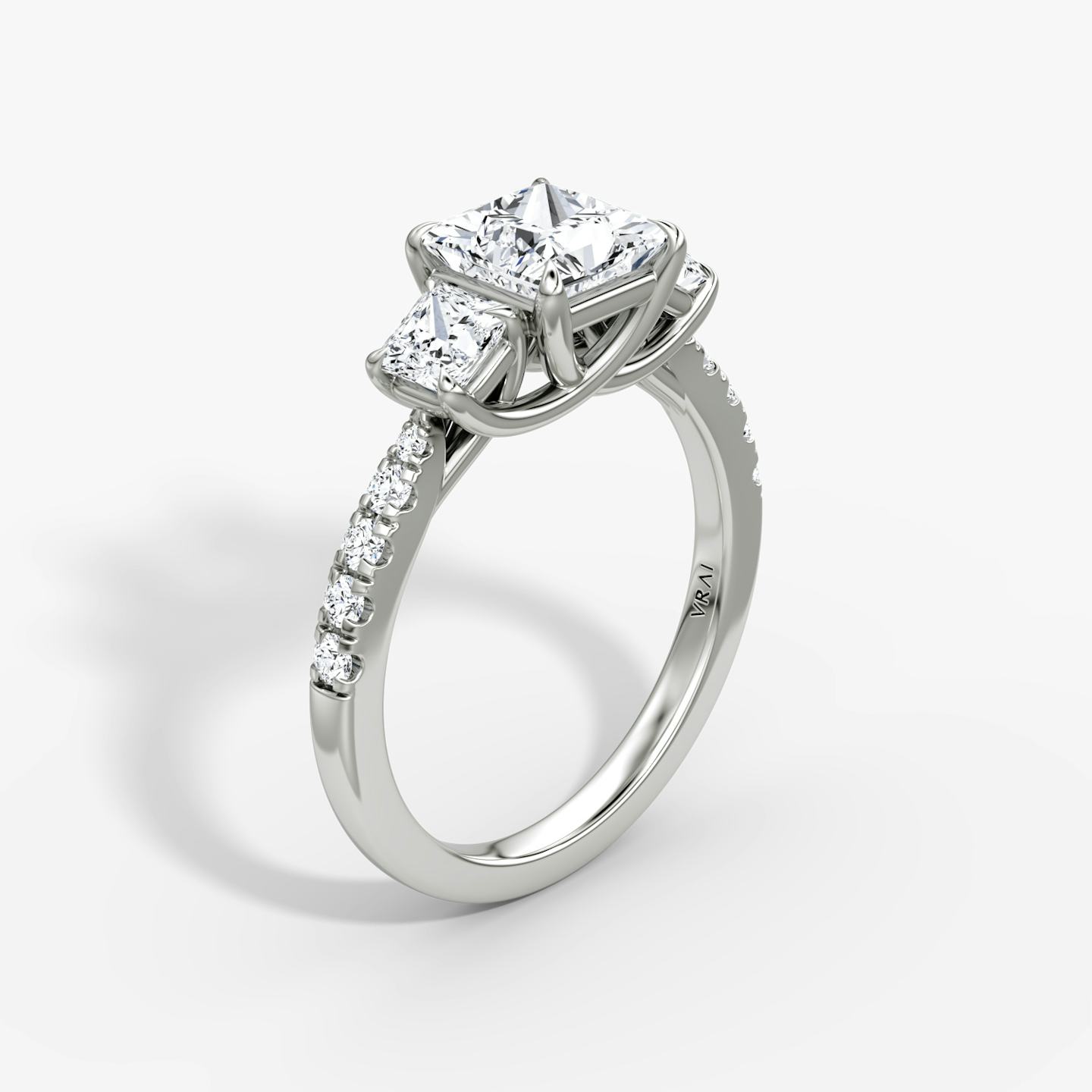 Trellis Three Stone | Princess | Platin | Ring: Pavé | Diamantausrichtung: vertical | Karatgewicht: Gesamtbestand ansehen