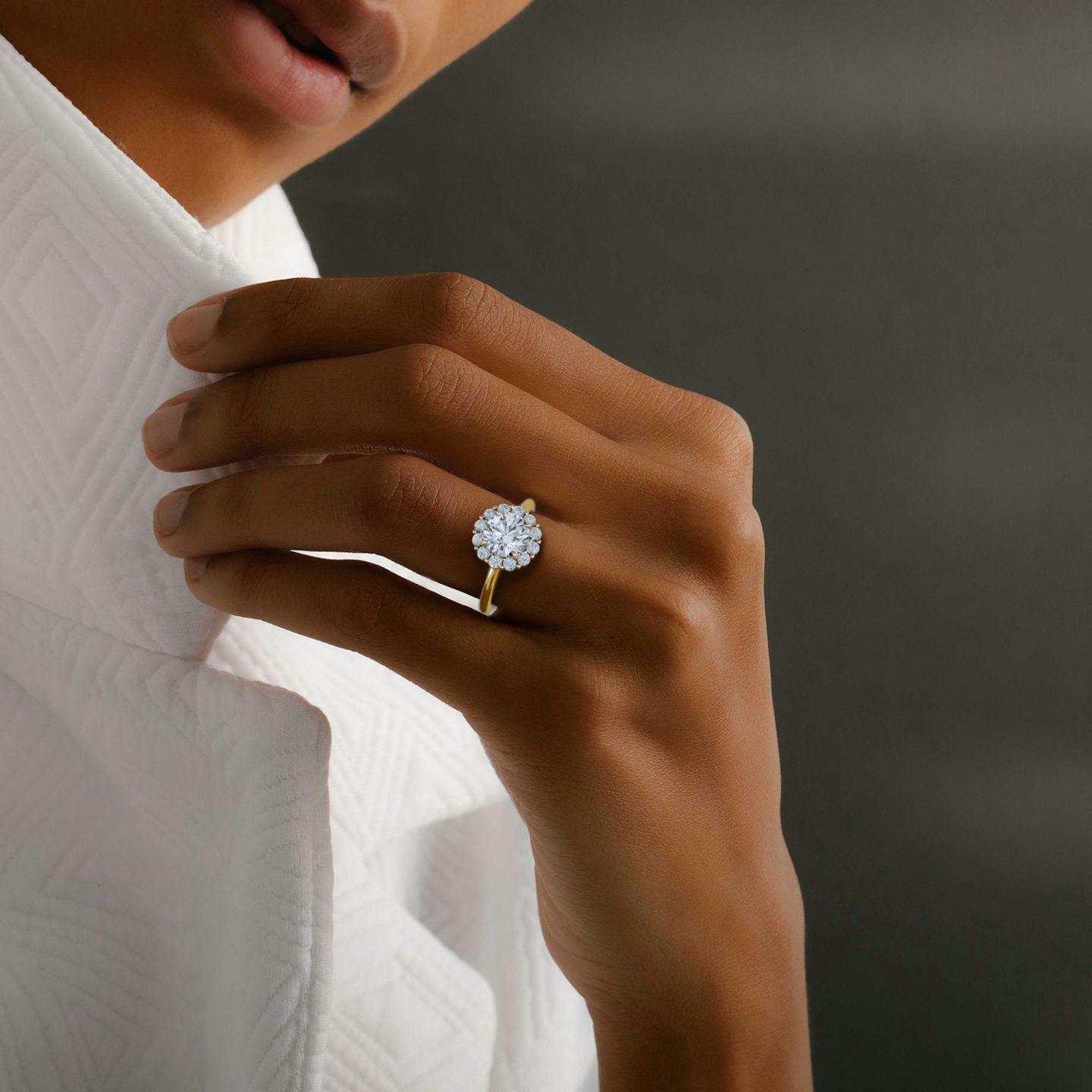 The Signature Floral Halo | Round Brilliant | 18k | 18k Yellow Gold | Band: Plain | Carat weight: 2 | Diamond orientation: vertical