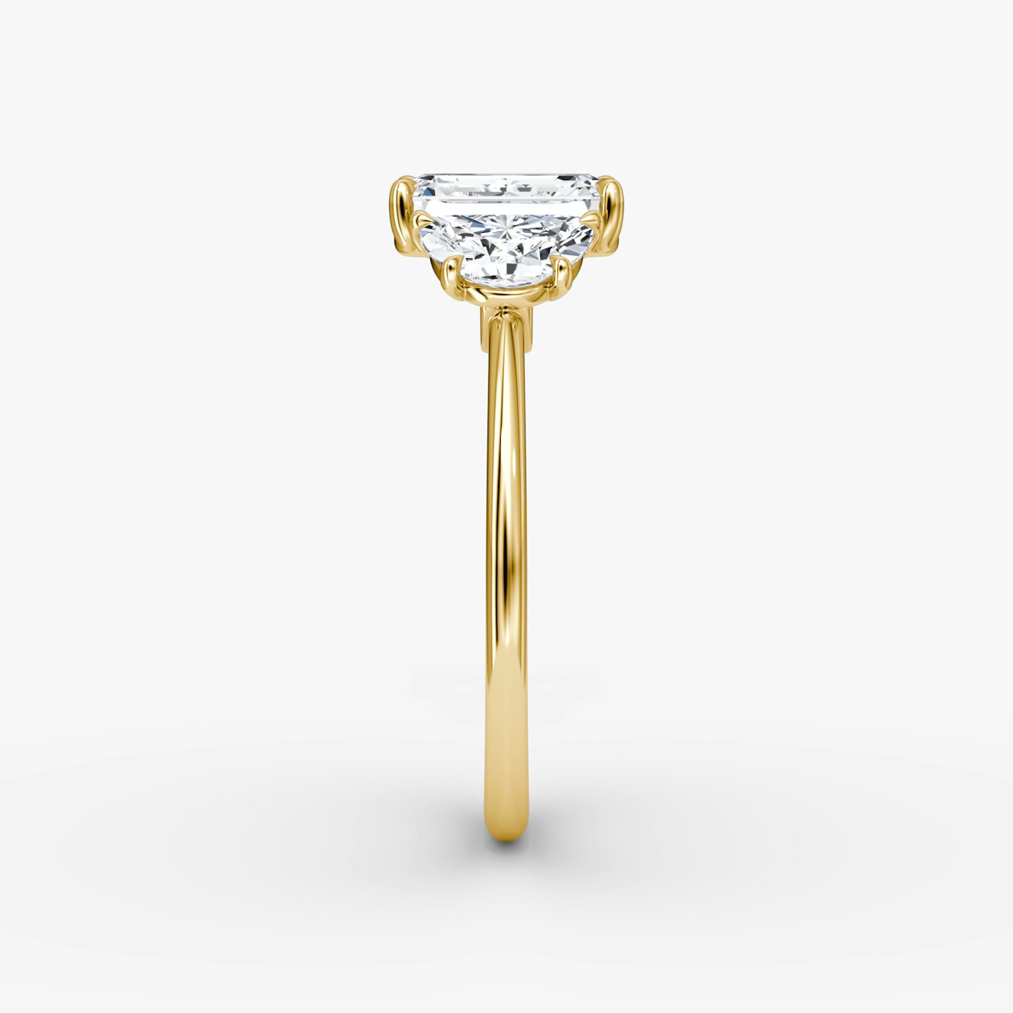 Three Stone | Emerald | 18k | 18k Gelbgold | Ring: Schlicht | Karatgewicht der Seitensteine: 1/2 | Form der Seitensteine: Halbmond | Diamantausrichtung: vertical | Karatgewicht: Gesamtbestand ansehen