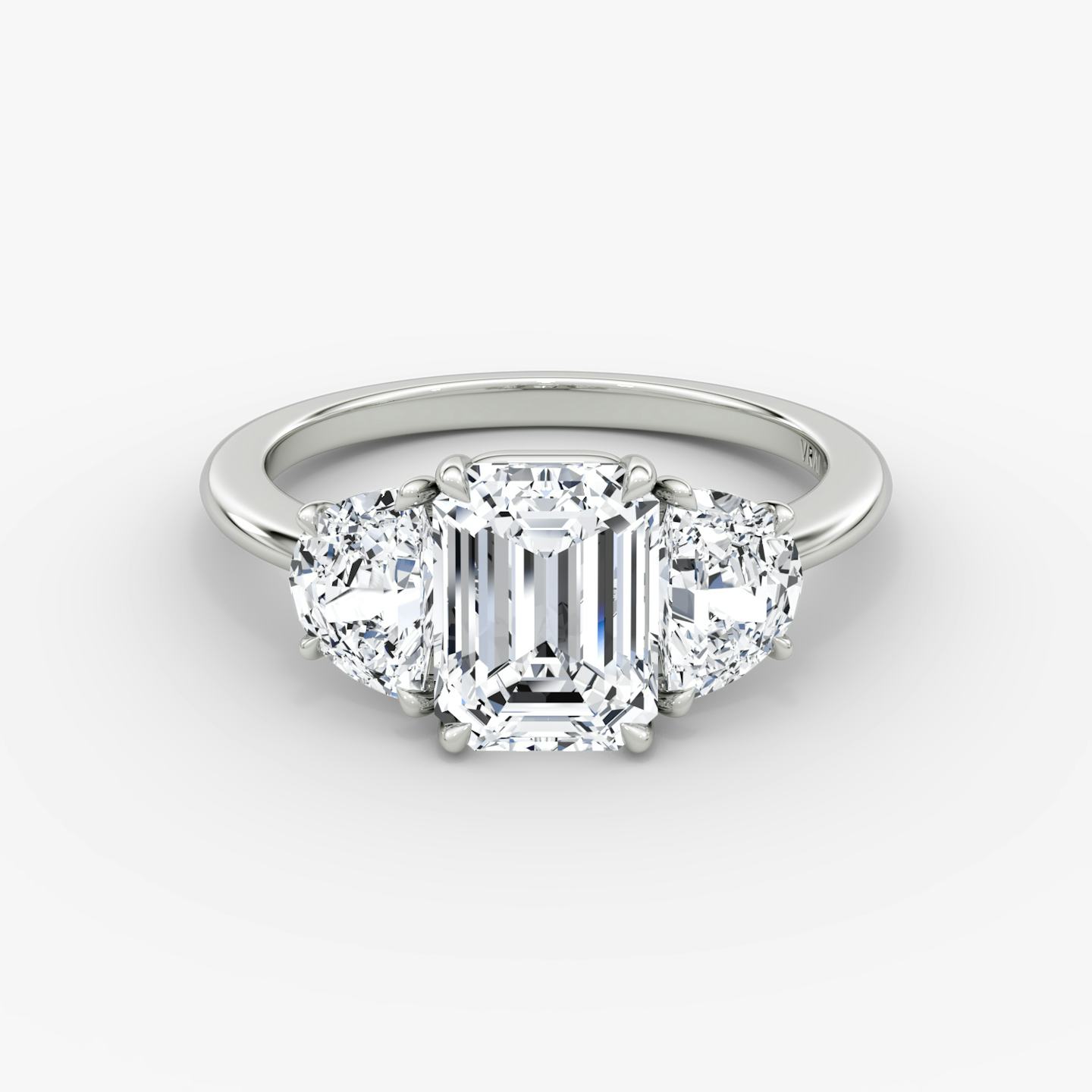 Three Stone | Emerald | Platin | Ring: Schlicht | Karatgewicht der Seitensteine: 1/2 | Form der Seitensteine: Halbmond | Diamantausrichtung: vertical | Karatgewicht: Gesamtbestand ansehen