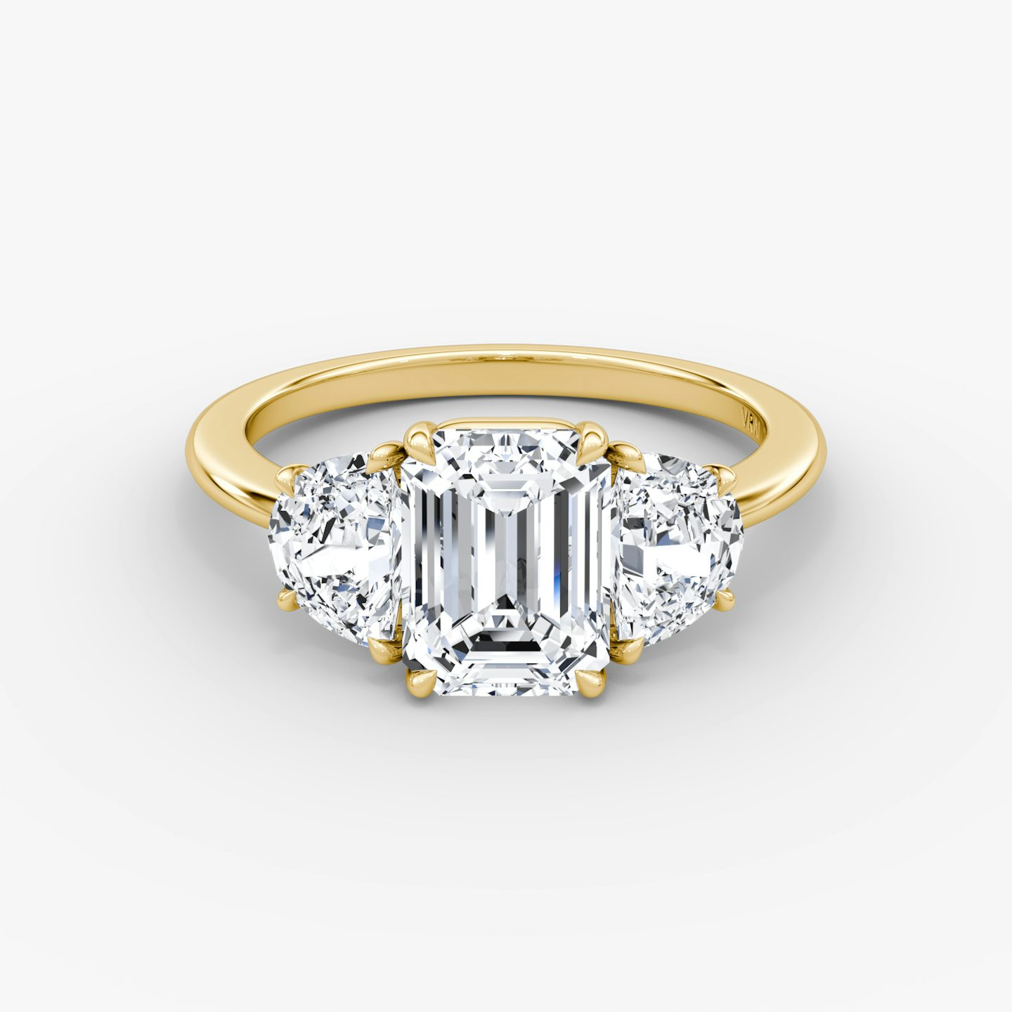 Three Stone | Emerald | 18k | 18k Gelbgold | Ring: Schlicht | Karatgewicht der Seitensteine: 1/2 | Form der Seitensteine: Halbmond | Diamantausrichtung: vertical | Karatgewicht: Gesamtbestand ansehen