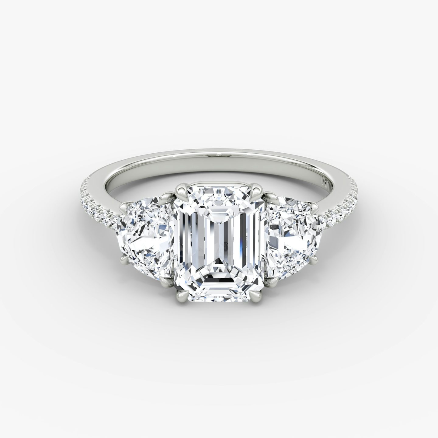 Three Stone | Emerald | Platin | Ring: Pavé | Karatgewicht der Seitensteine: 1/2 | Form der Seitensteine: Halbmond | Diamantausrichtung: vertical | Karatgewicht: Gesamtbestand ansehen
