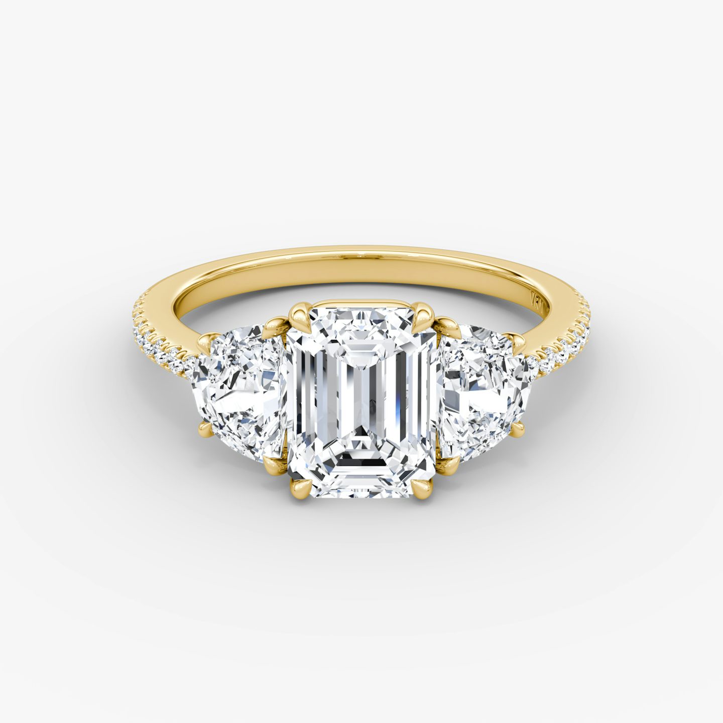 Three Stone | Emerald | 18k | 18k Gelbgold | Ring: Pavé | Karatgewicht der Seitensteine: 1/2 | Form der Seitensteine: Halbmond | Diamantausrichtung: vertical | Karatgewicht: Gesamtbestand ansehen