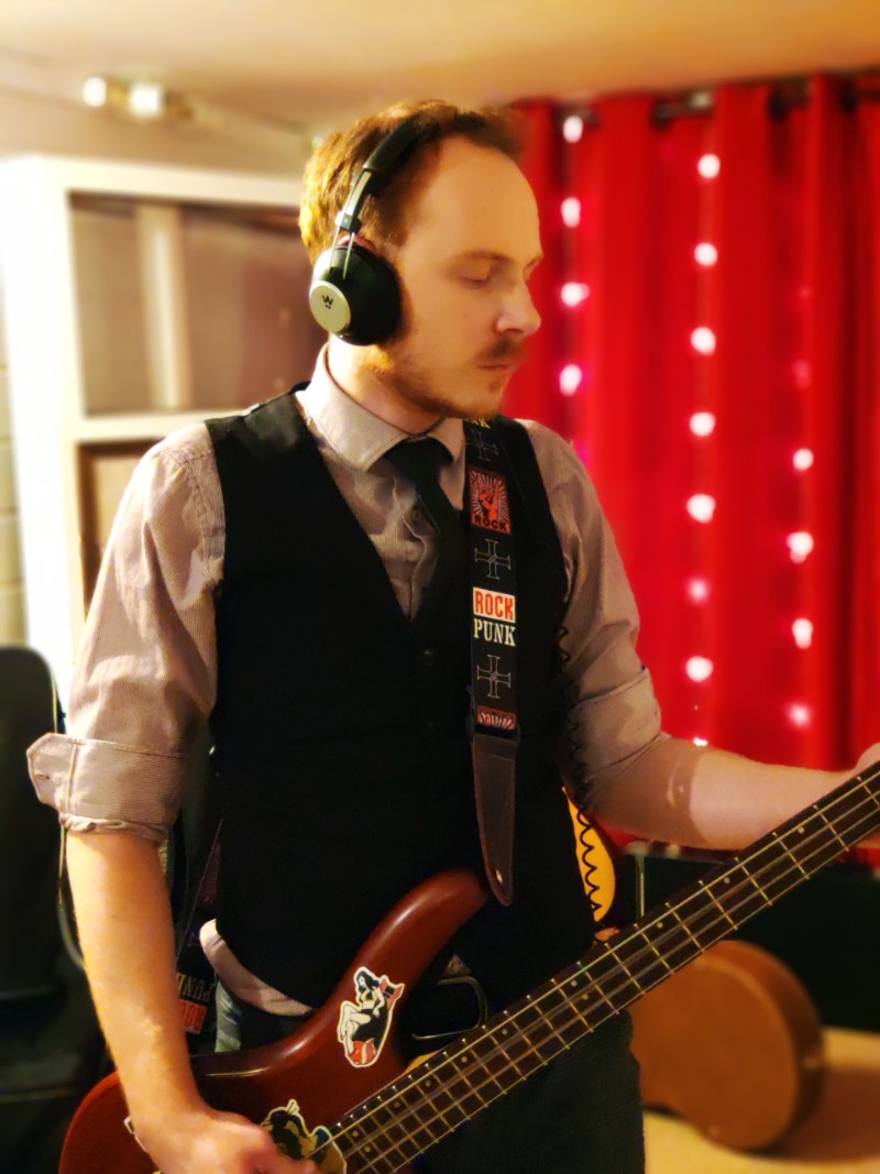 Thomas bassist of Cat Rodeo at Acouzik music studio