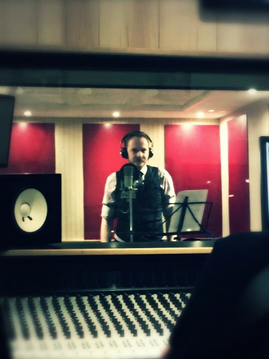 Thomas Cat Rodeo bassist sing at Acouzik music studio