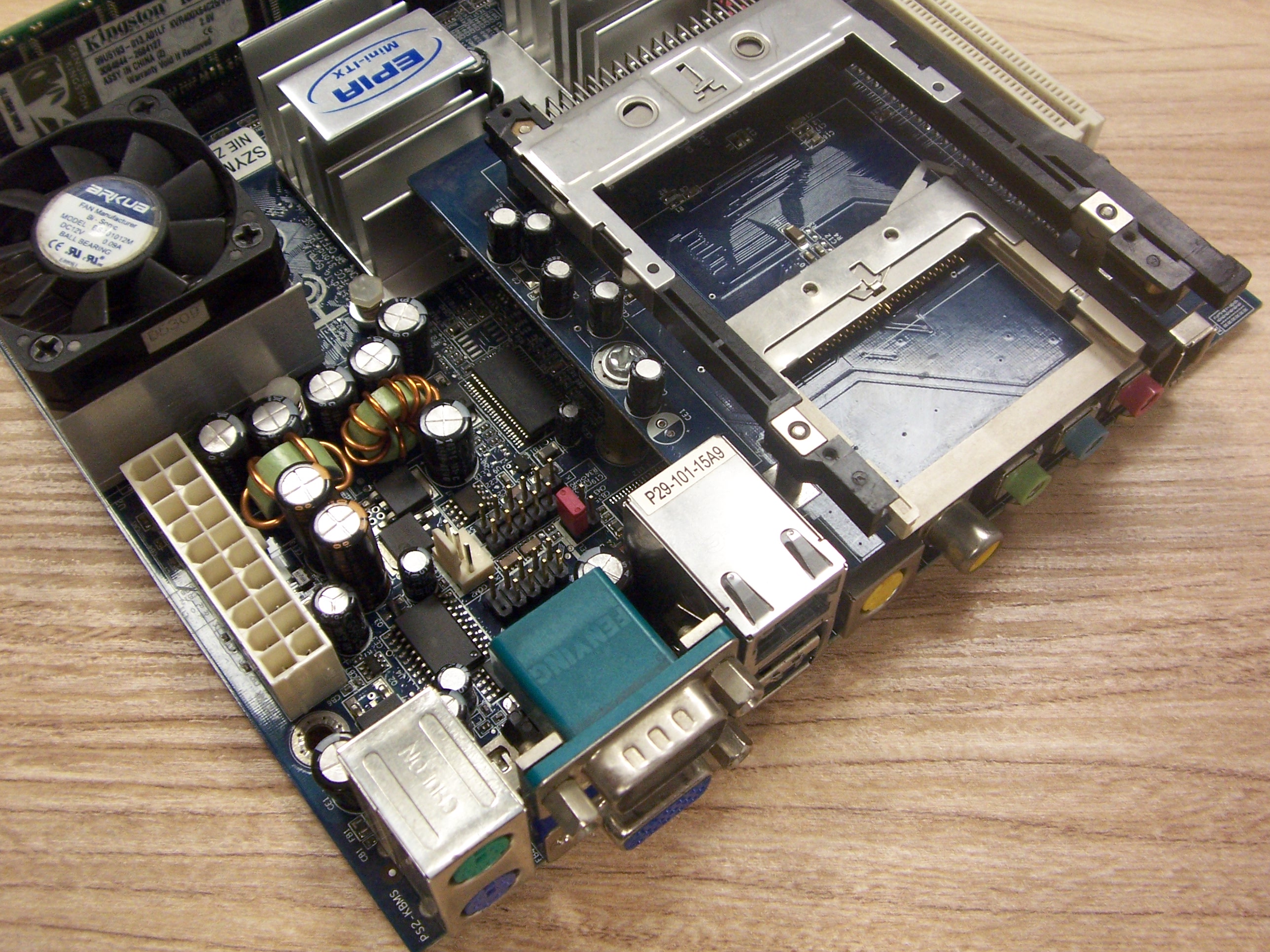 Płyta główna VIA EPIA w formacie Mini-ITX ze zeintgrowanycm złączem CF i CardBus