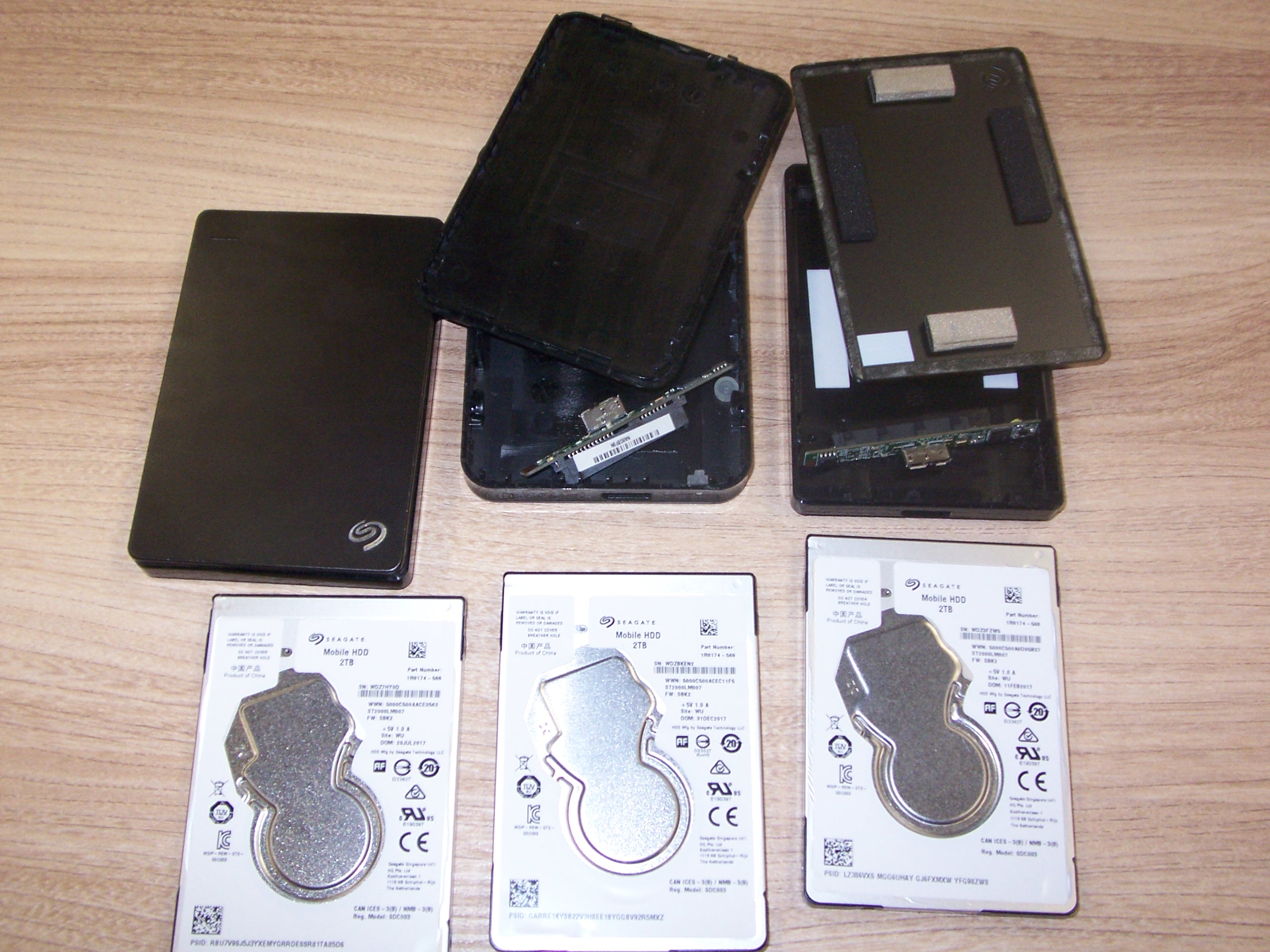 Trzy dyski Seagate Mobile HDD wraz z obudowami Seagate Backup Plus Portable Drive i Maxtor M3 Portable