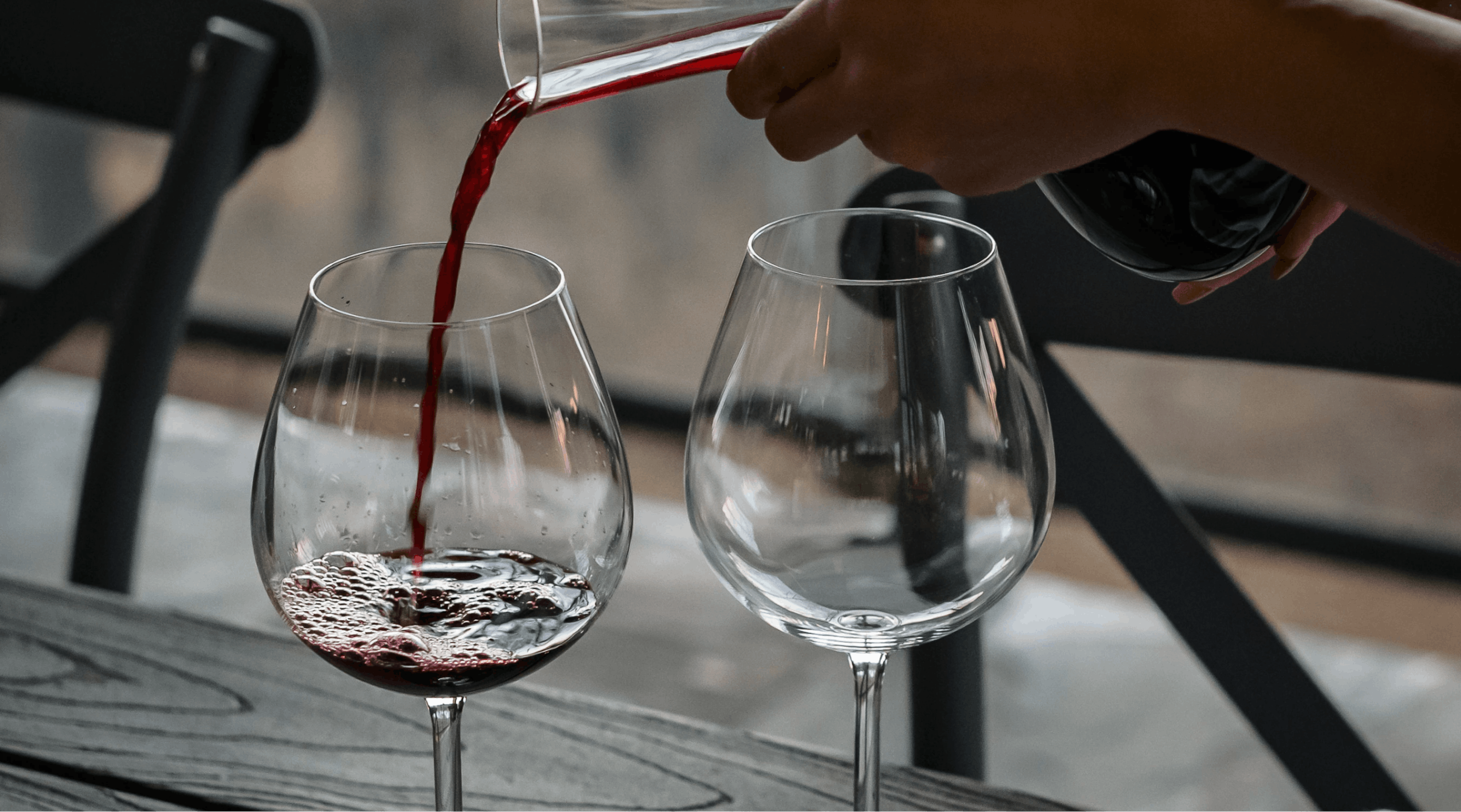 Nalévání do vinných sklenic na červené víno