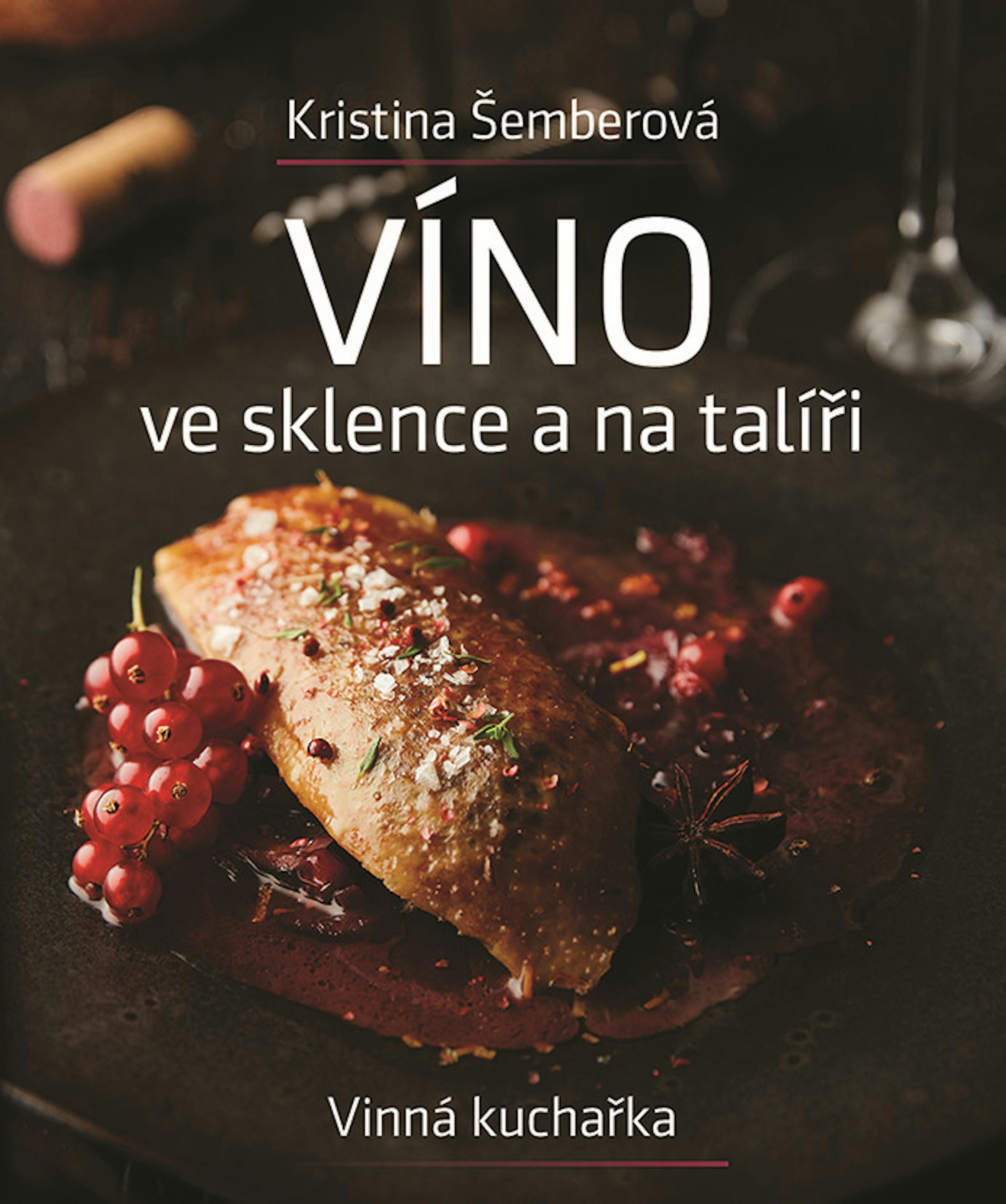 Víno ve sklence na talíři