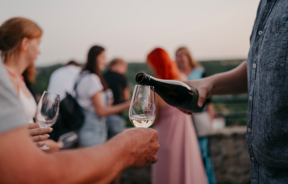 Večerní řízená degustace vín na nádvoří Znojemského podzemí | Znojmo | 20. 7. 2022