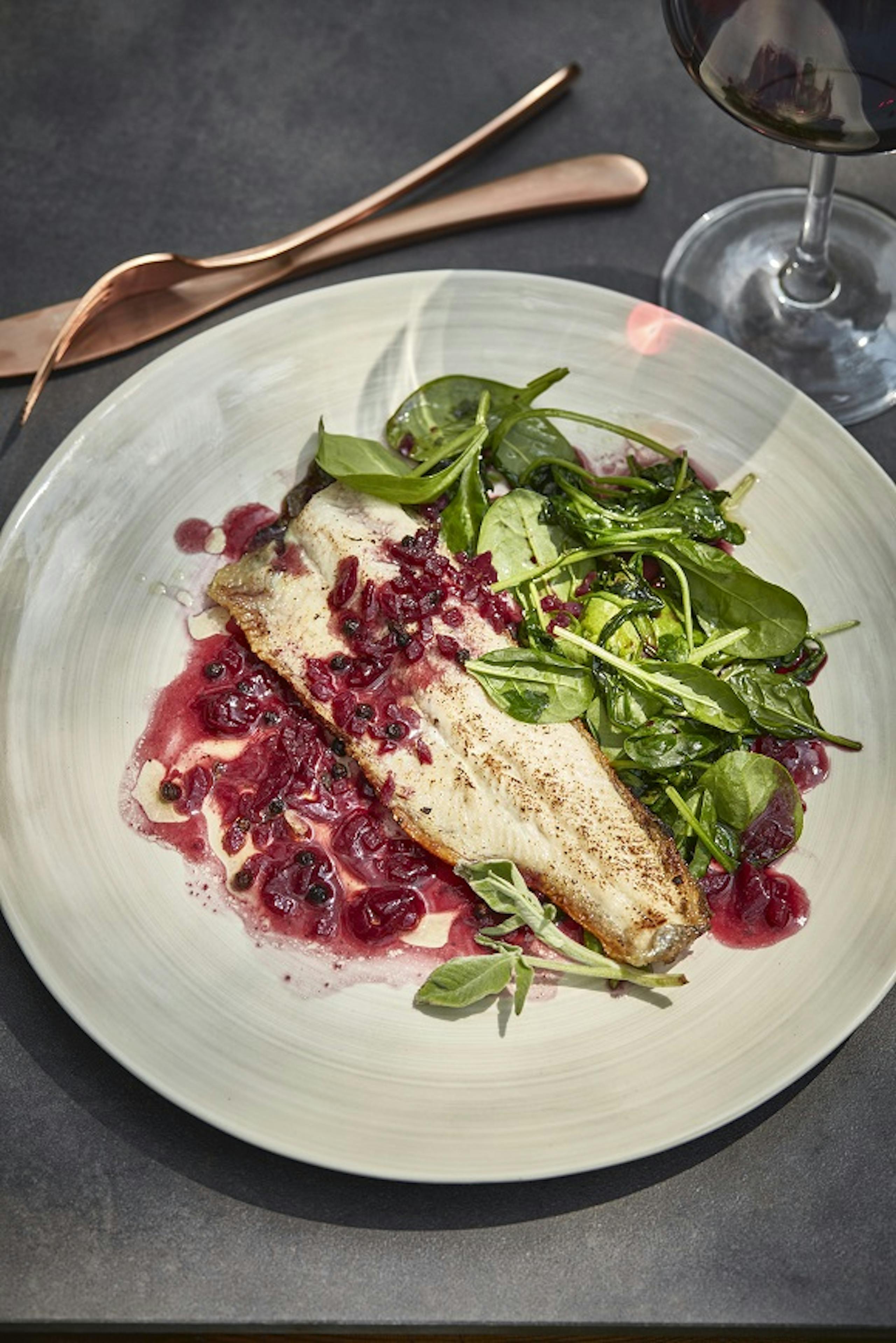 Pstruh s omáčkou z červeného vína