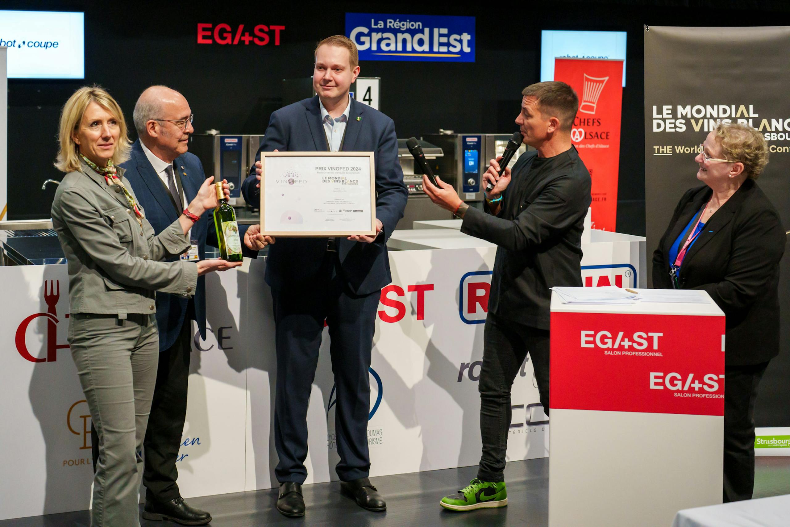 Josef Valihrach mladší přebírá ocenění © Bartosch Salmanski