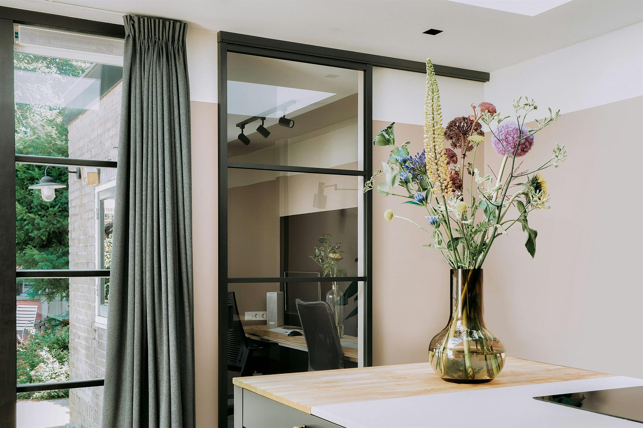 stalen schuifdeur kantoor gordijnen bloemen deadsalmon