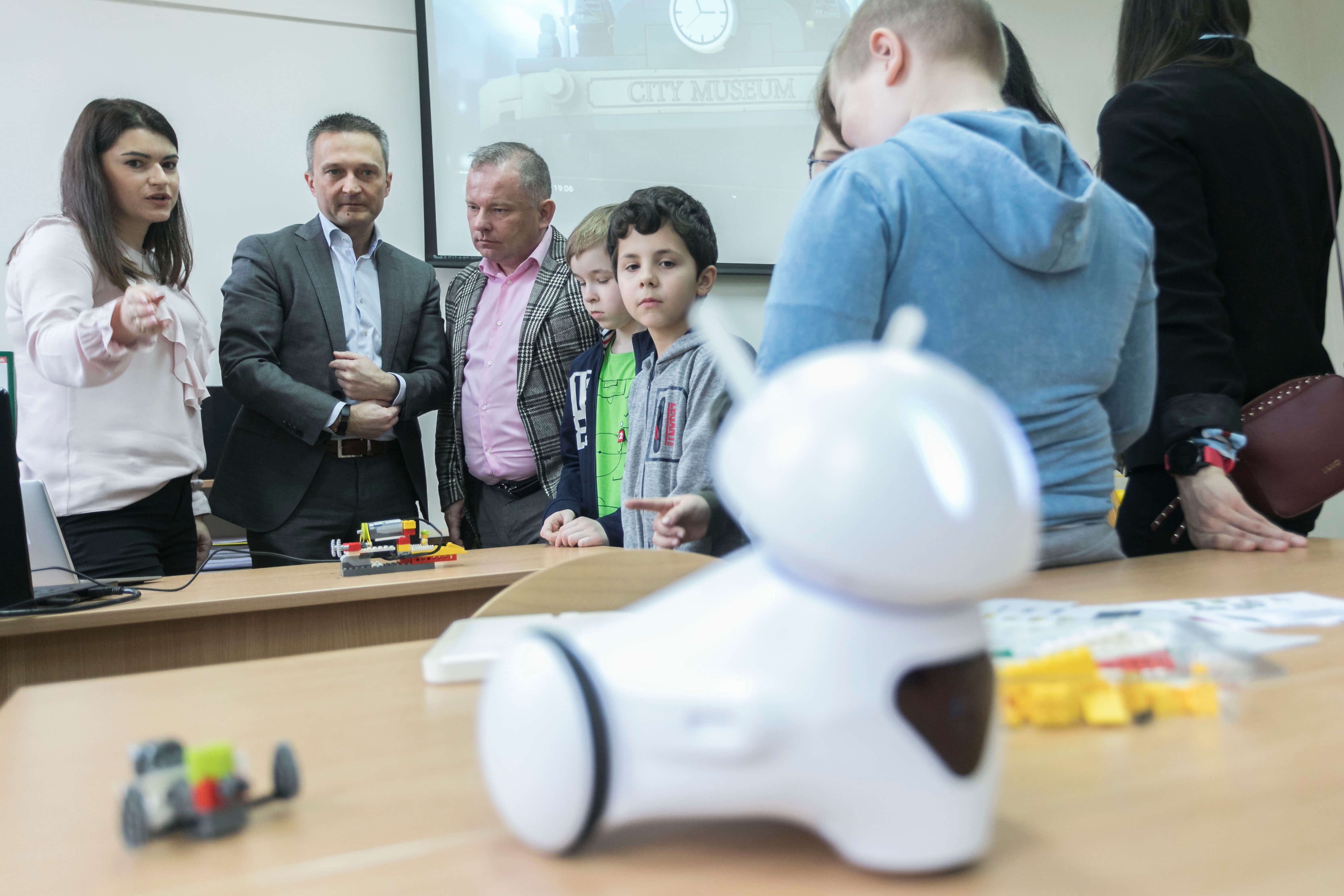 Wizyta pracowników NEXERY w jednej ze szkół podstawowych podczas prezentowania nowego centrum edukacji multimedialnej