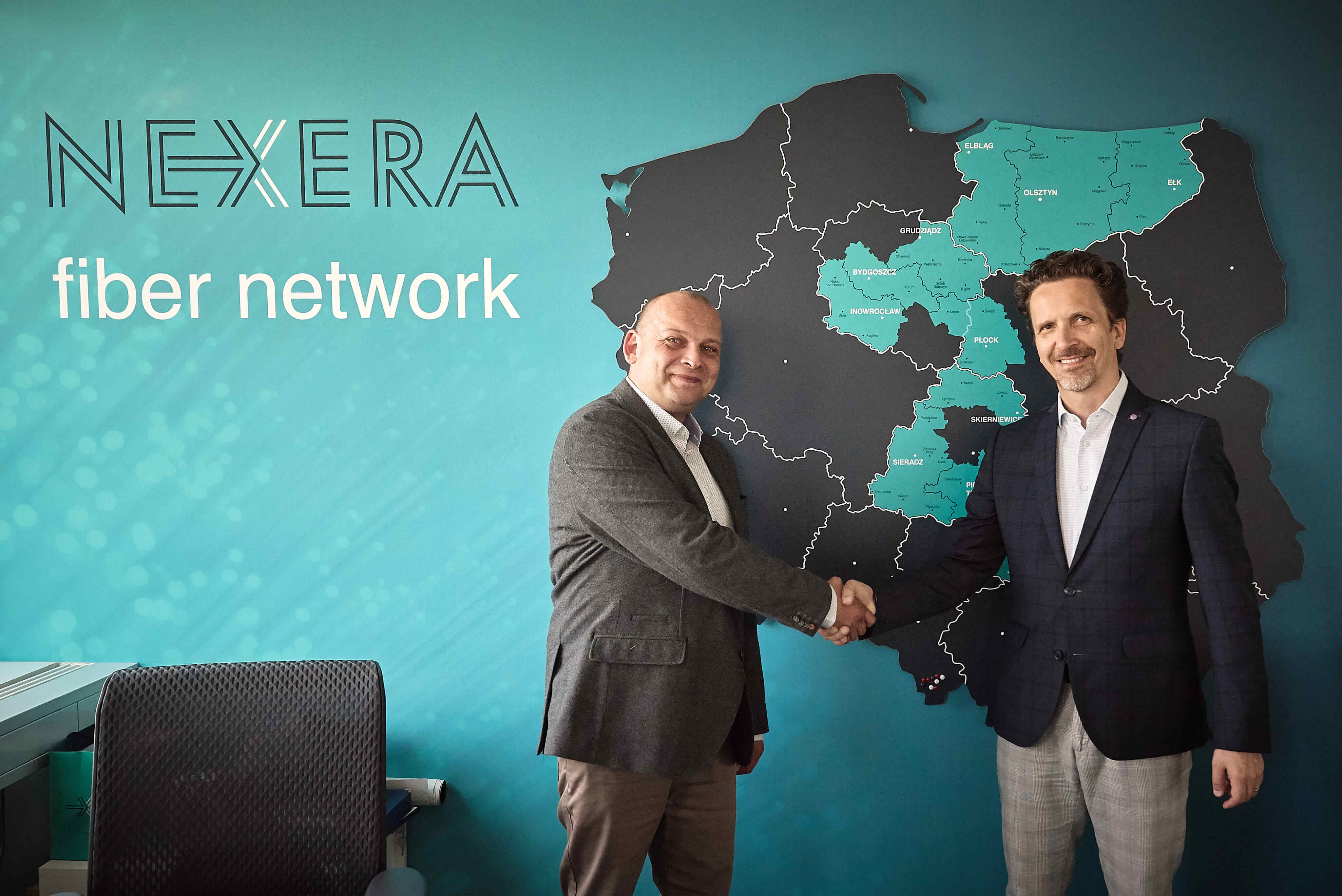 Podanie ręki członka zarządu NEXERY i przedstawiciela Uninetu w biurze NEXERY
