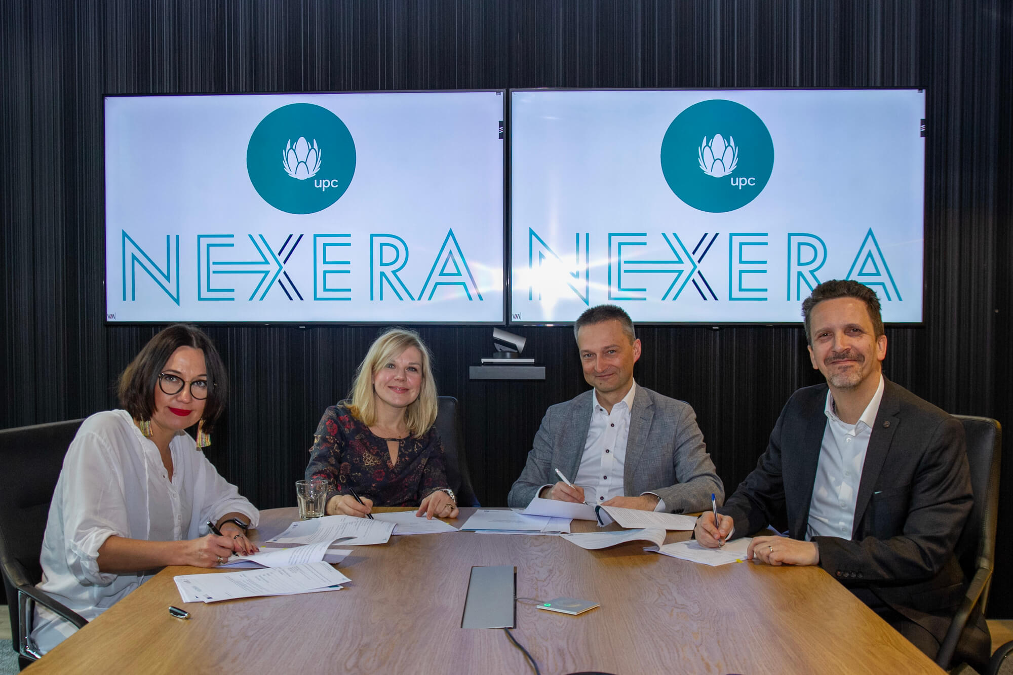 Podpisanie umowy między NEXERĄ a UPC