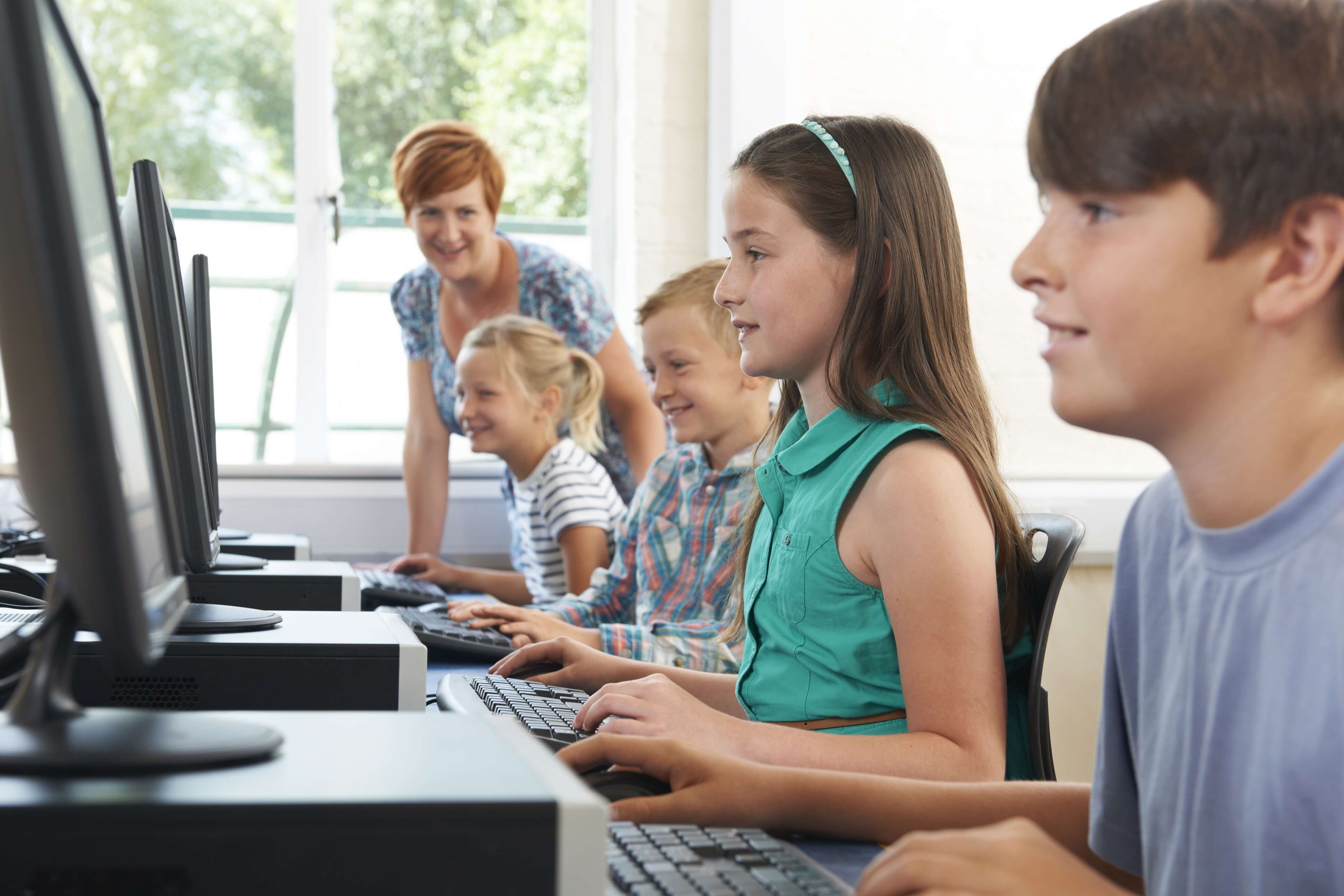 Dzieci w klasie podczas zajęć z komputerami