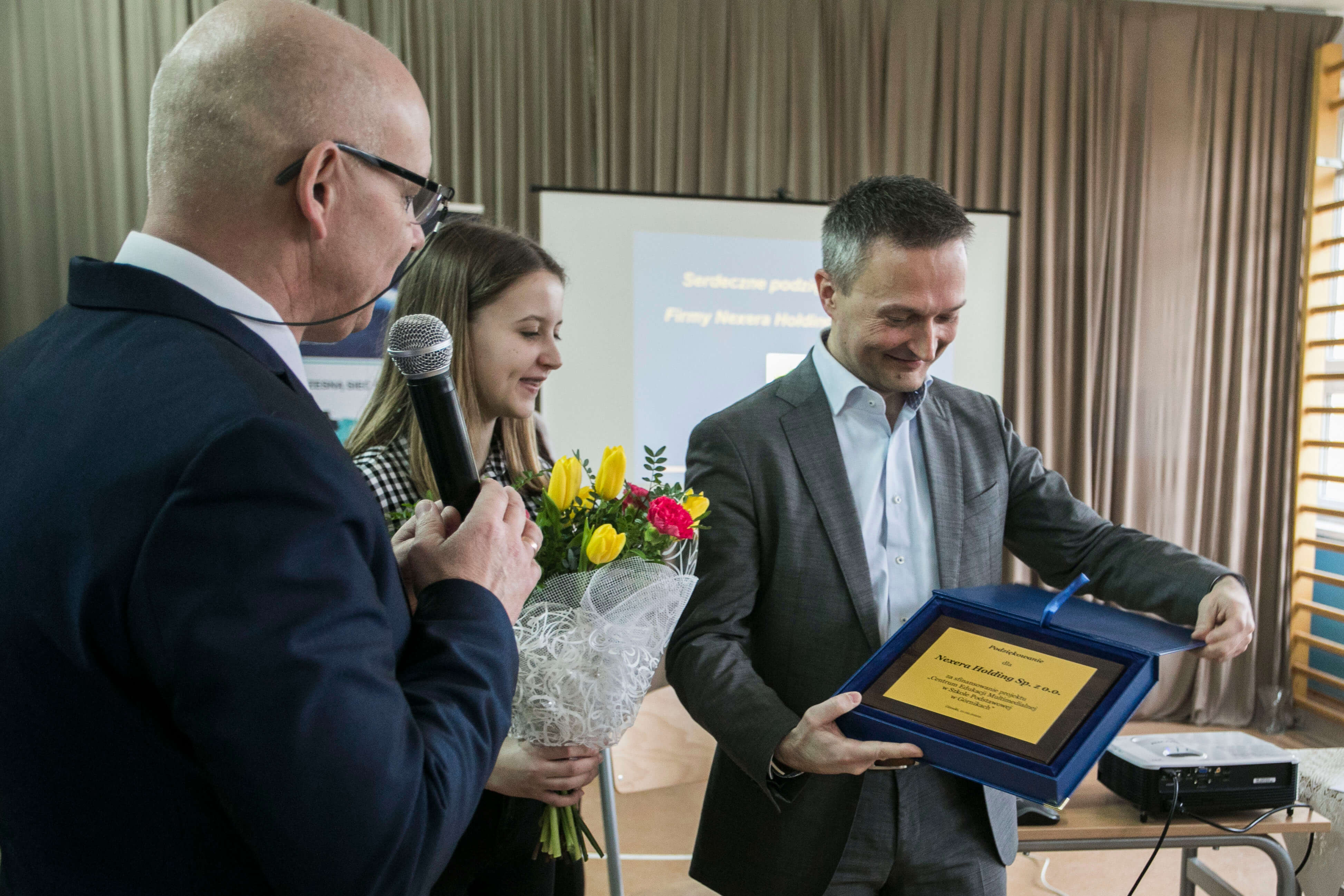 Prezez Zarządu NEXERY w Szkole Podstawowej w Górniach w trakcie otwarcia Centrum Edukacji Multimedialnej