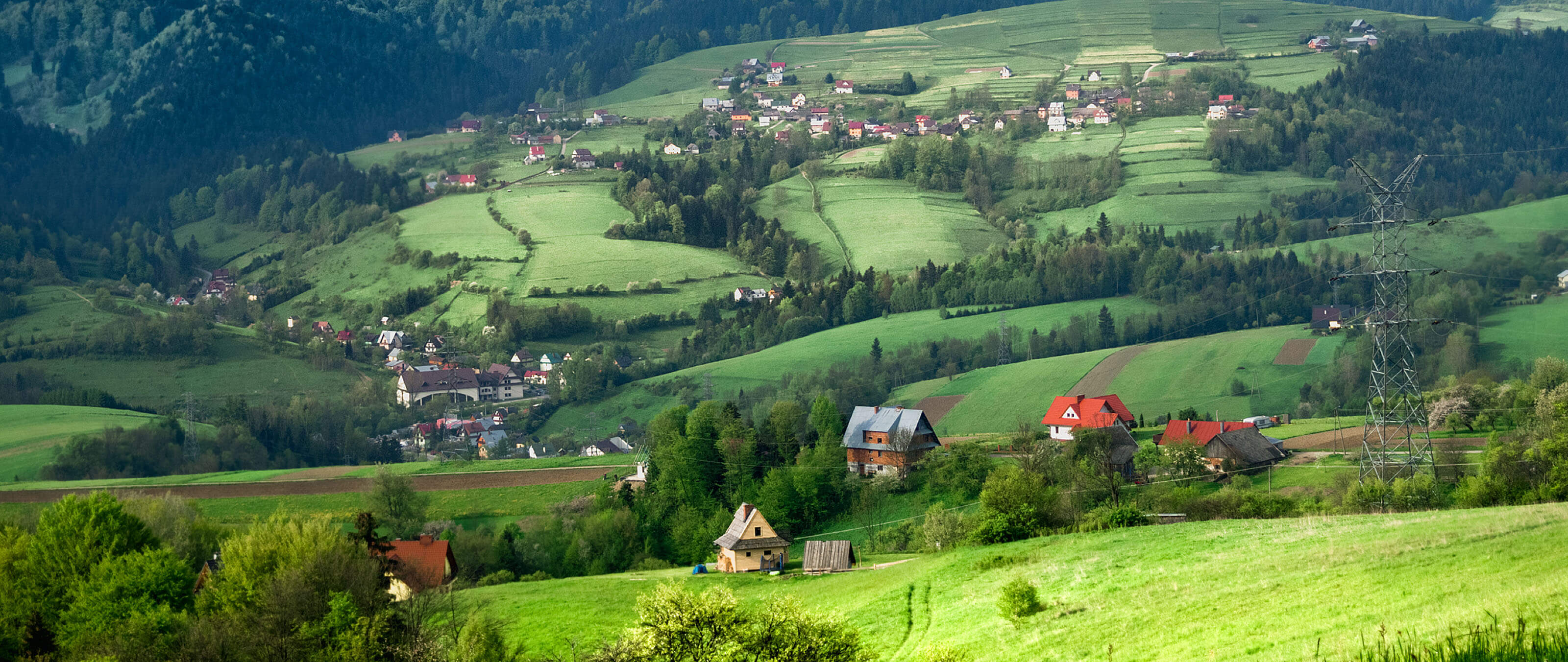 Zielone, górzyste krajobrazy