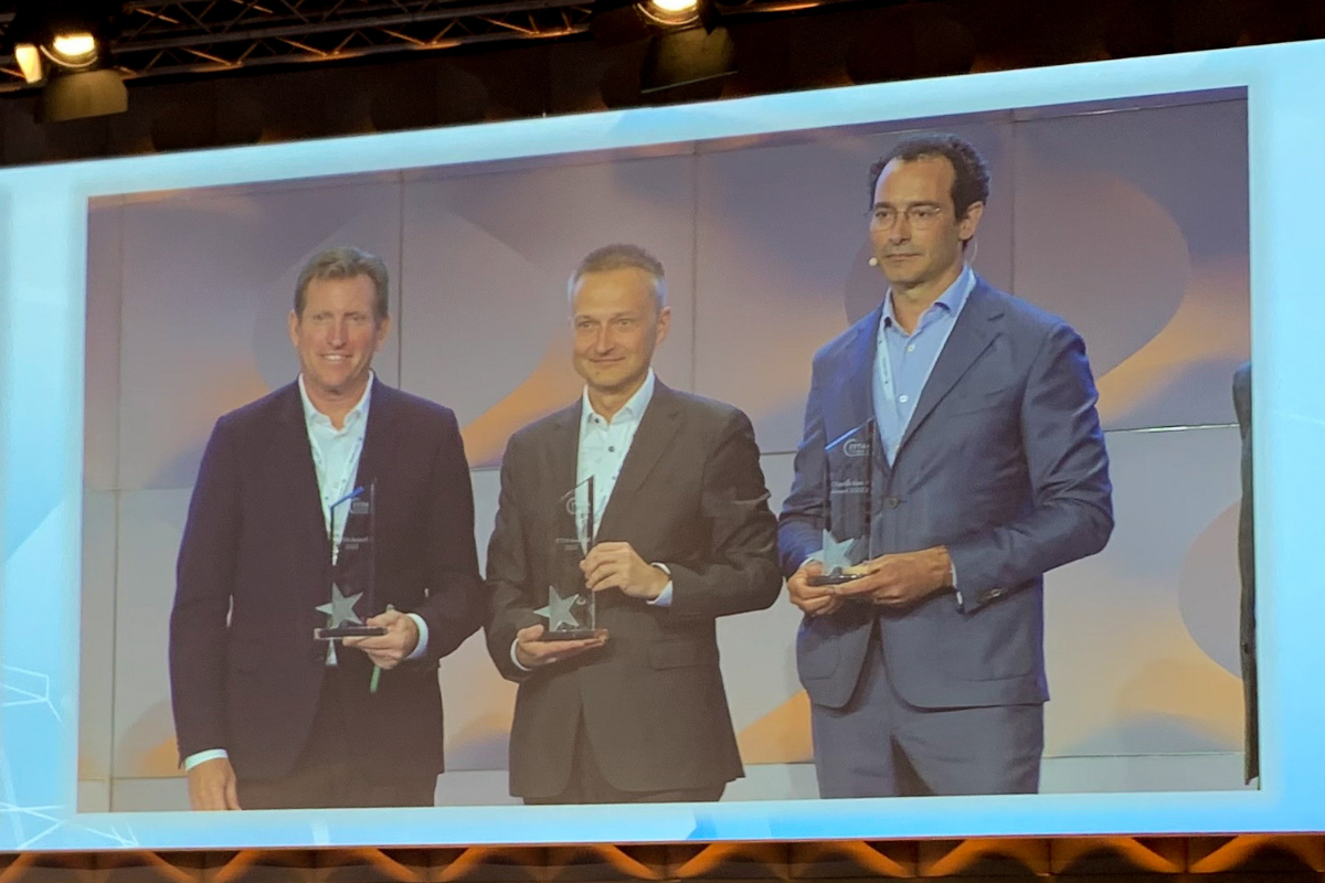 Wręczenie nagrody FTTH Individual Award 2022 dla Jacka Wiśniewskiego z NEXERY
