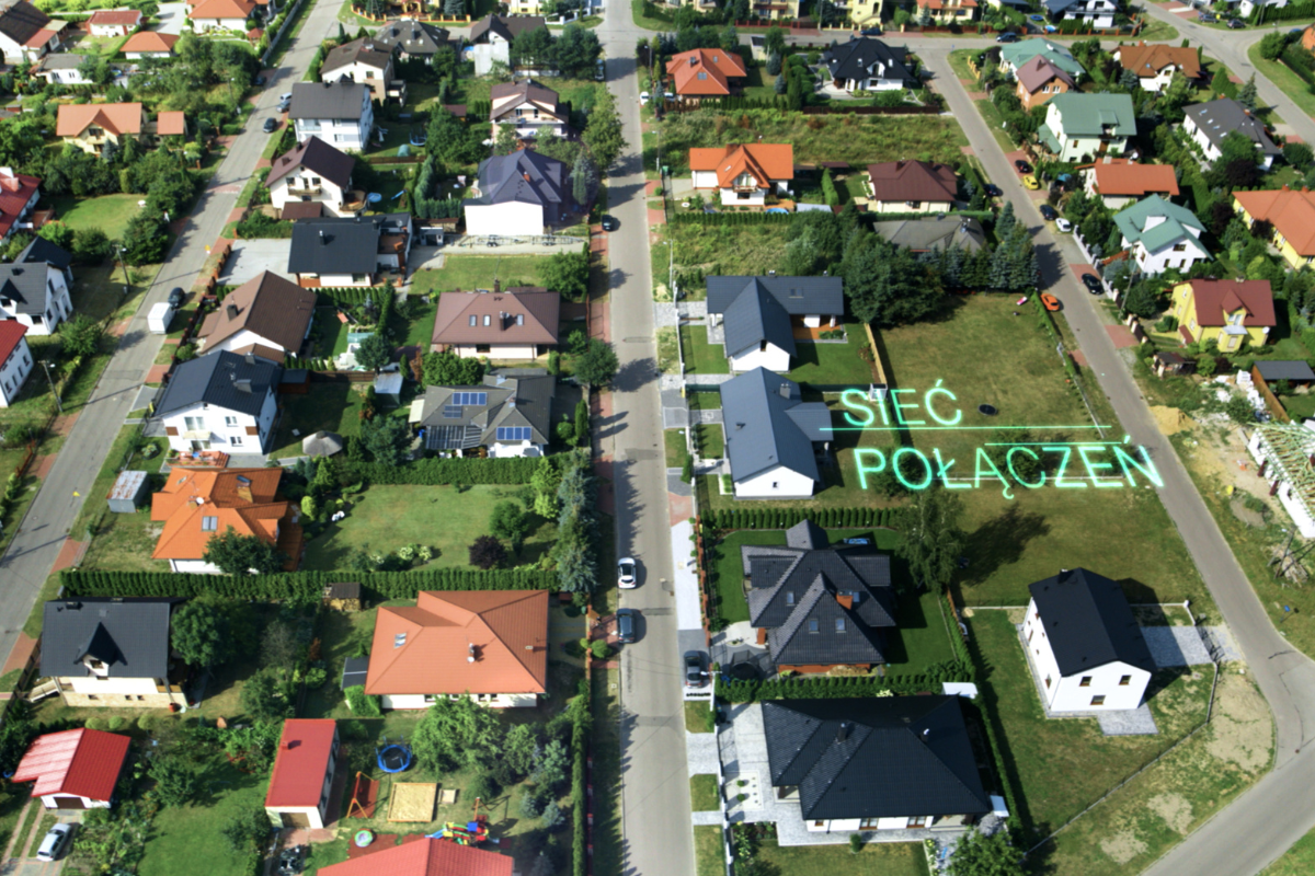 panorama z widokiem domków z lotu ptaka z napisem: sieć połączeń