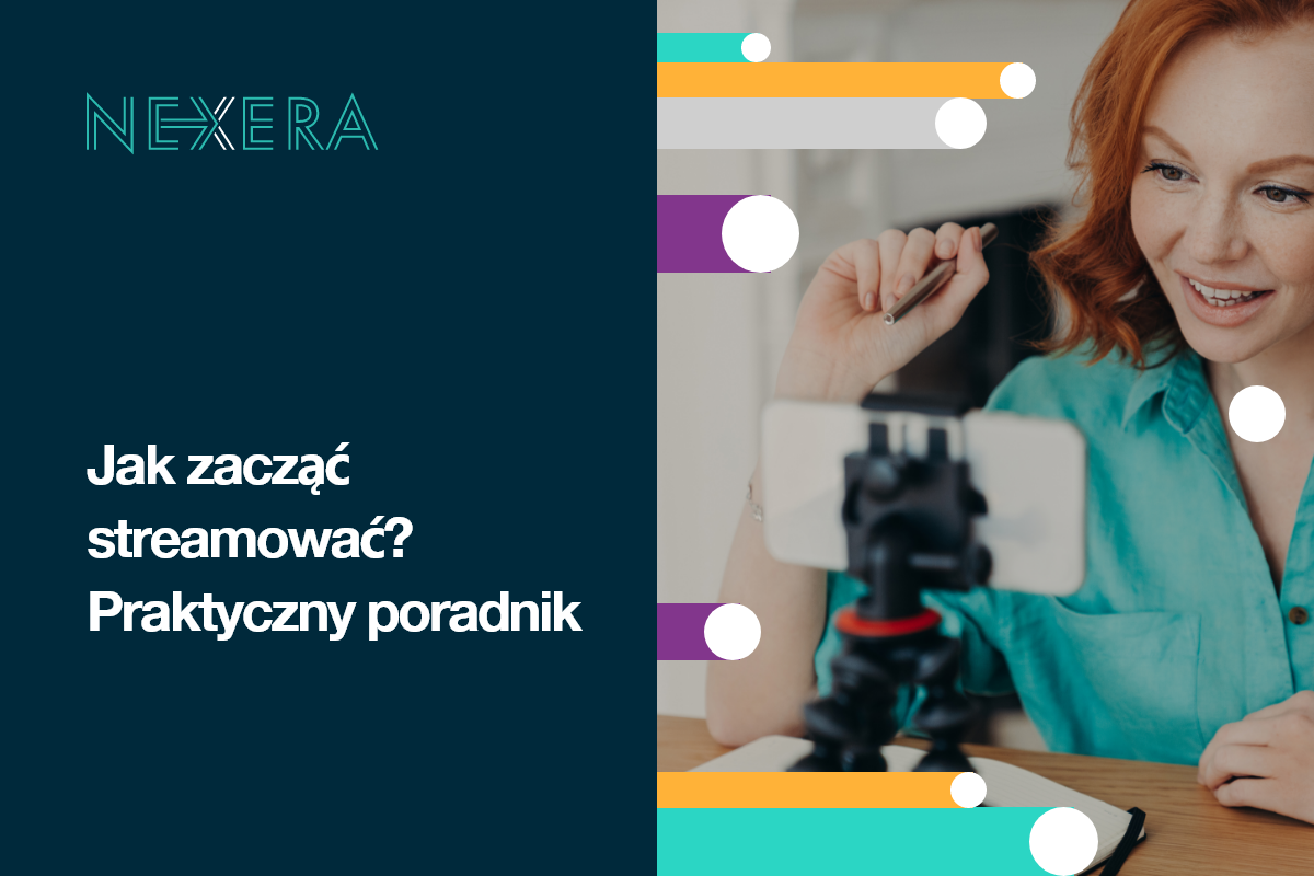kobieta streamująca przed telefonem 