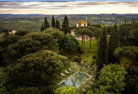 The garden and swimming pool of Villa La Tavernaccia from above