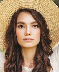 Woman with a big hat on