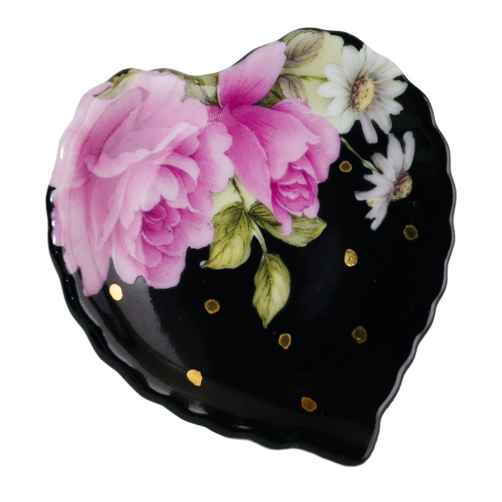 Peça de porcelana em formato de coração pintada de preto