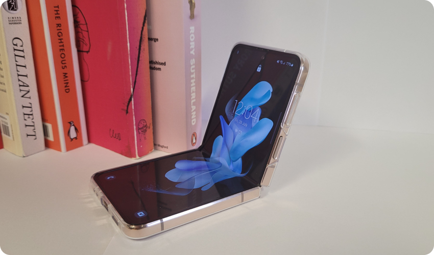 A mobile phone Samsung Galaxy Z Flip 4