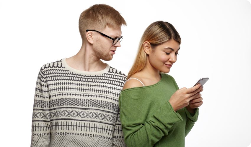 Woman phubbing her boyfriend.