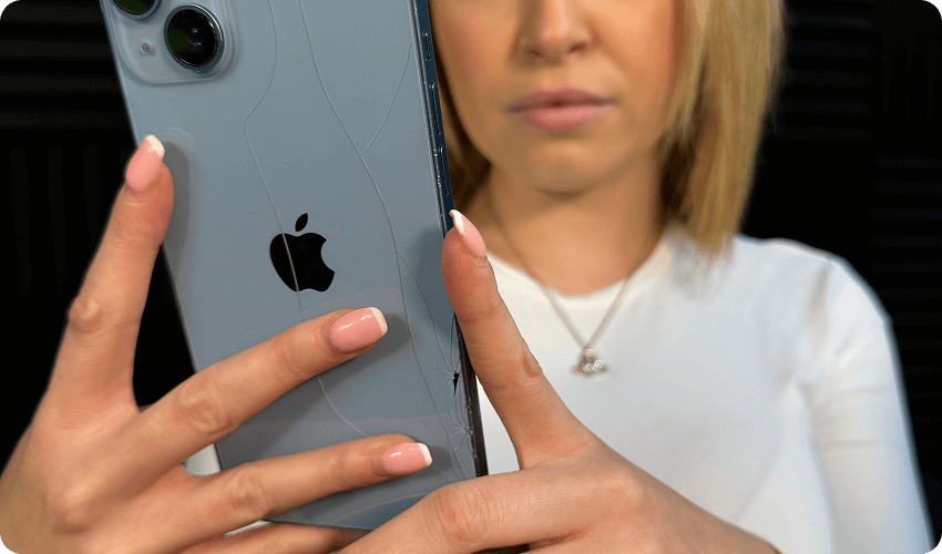 Courtney holding her broken iPhone 14 Plus