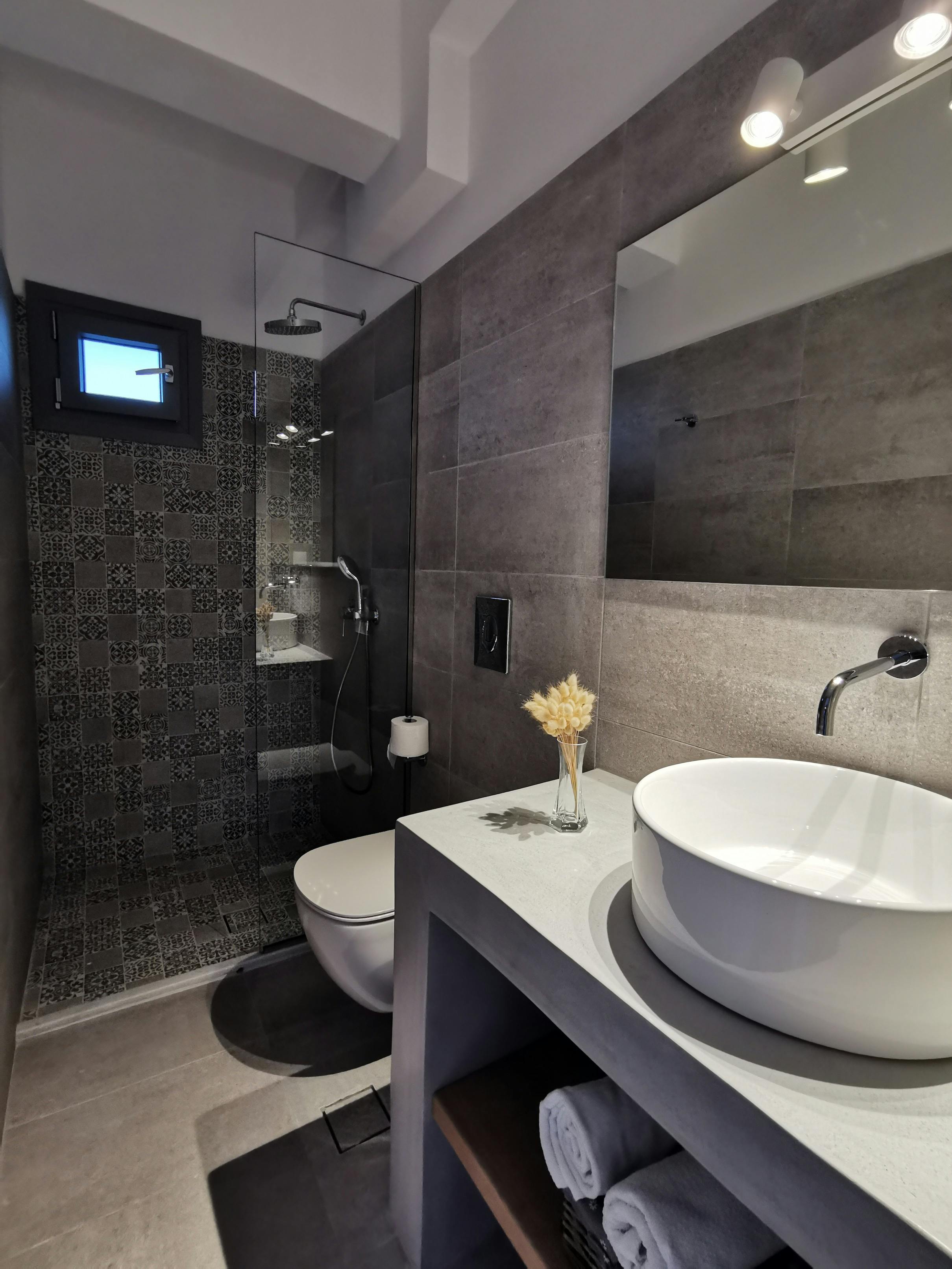 Triple room with terrace bathroom 1