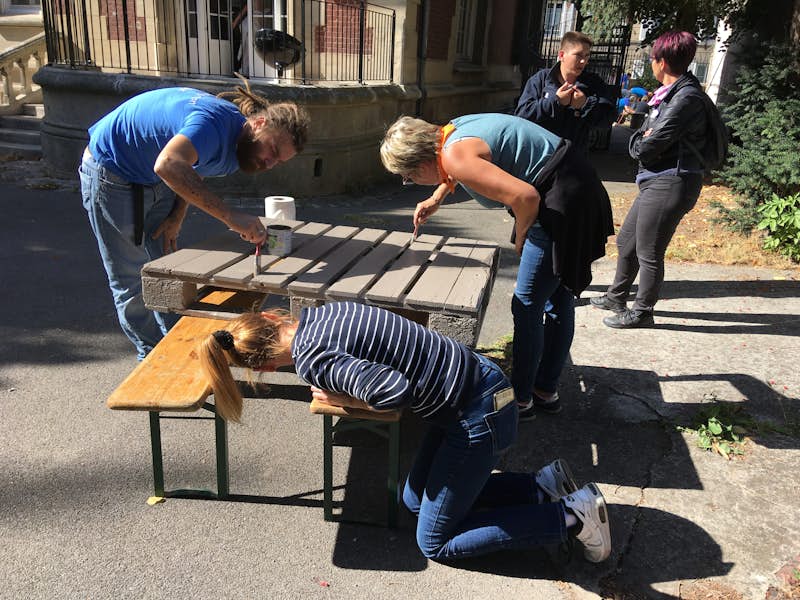 Une journée d'action utile pour aménager un espace extérieur avec des jeunes