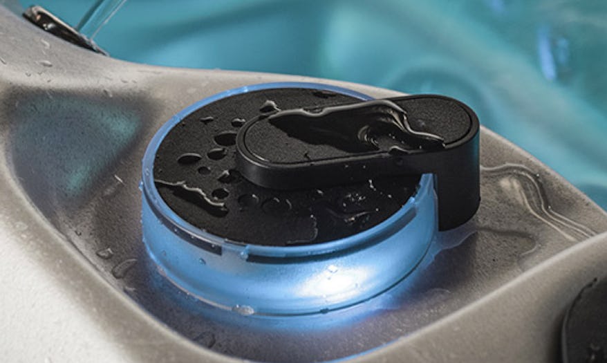 Hydroglow™ Backlit jets and topside controls (Avanté)