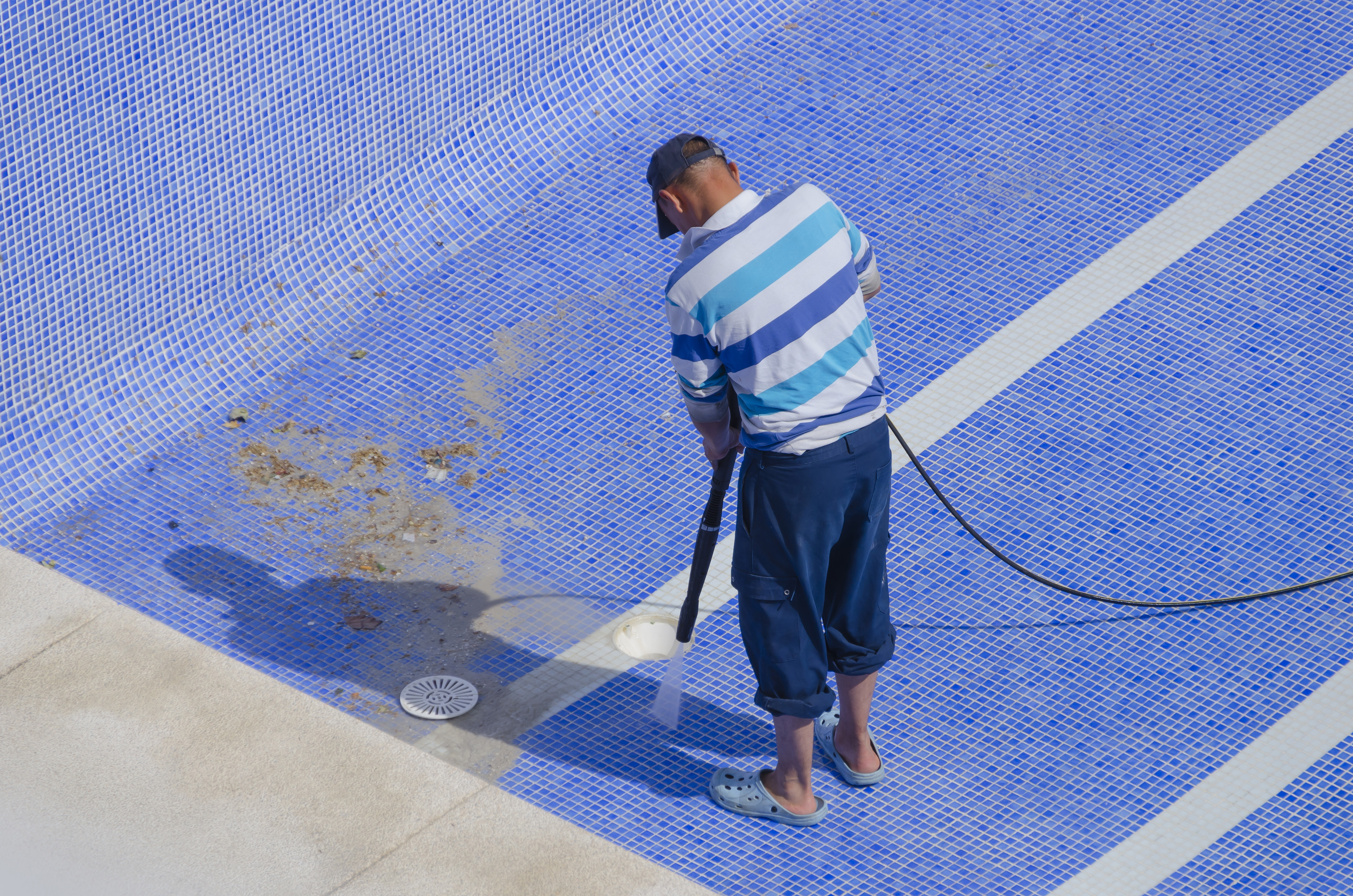 Pressure washing pool