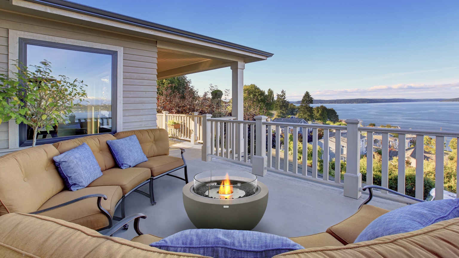 Backyard dining and entertaining area