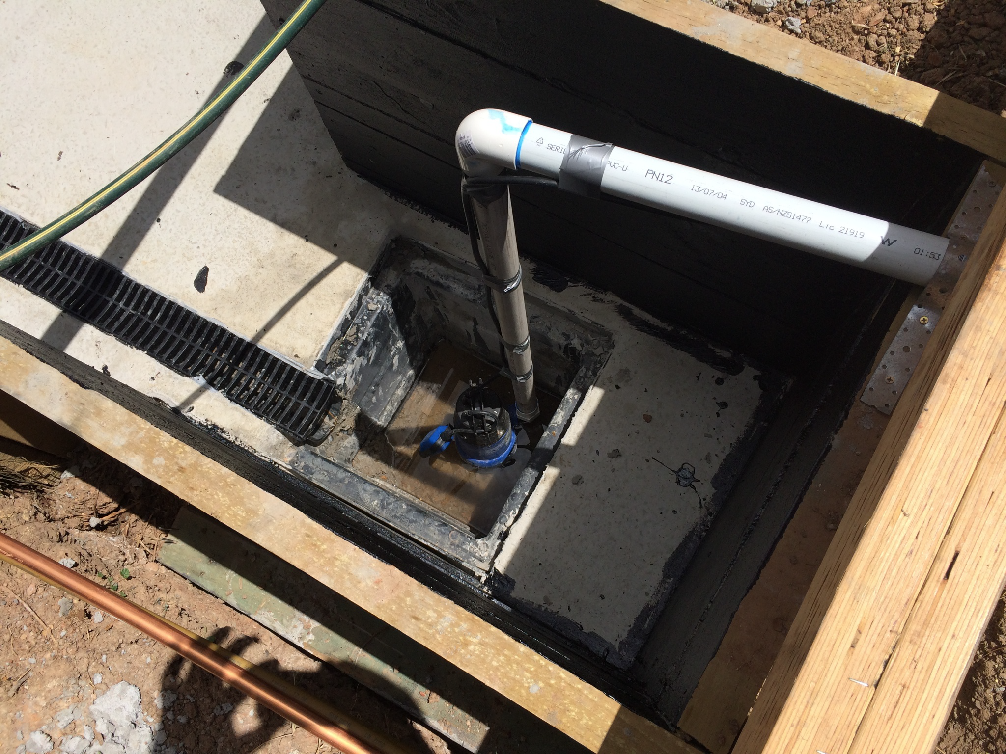 Submersible pump for swim spa pit