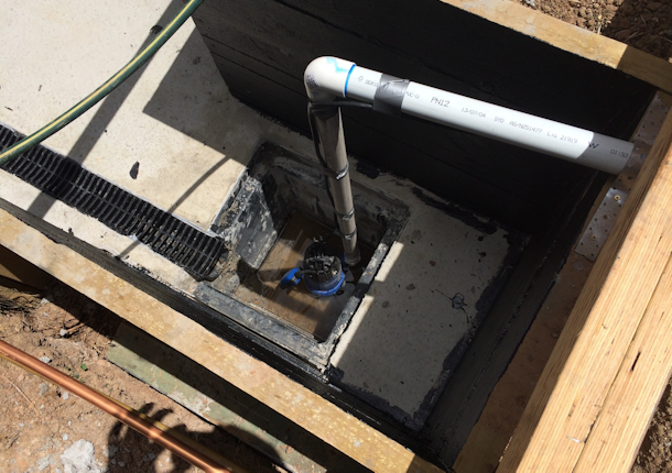 Submersible pump for swim spa pit