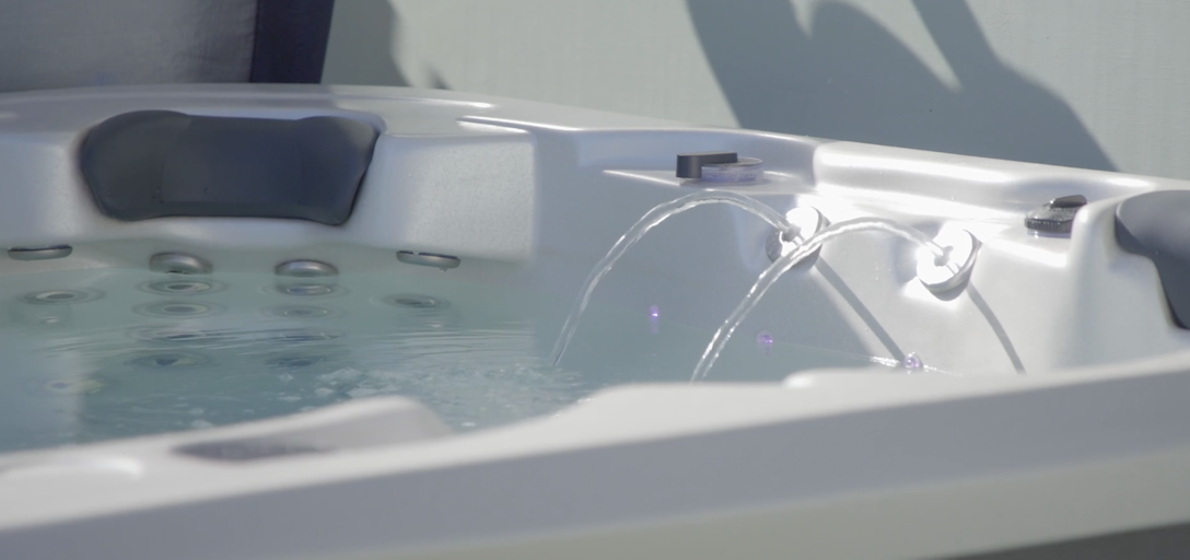 Round Spa Shell Acrylic vs Rotomould Spa Pools I Pros & Cons | Spa World NZ