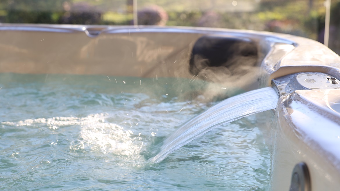 Jacuzzi® J-345™ waterfall